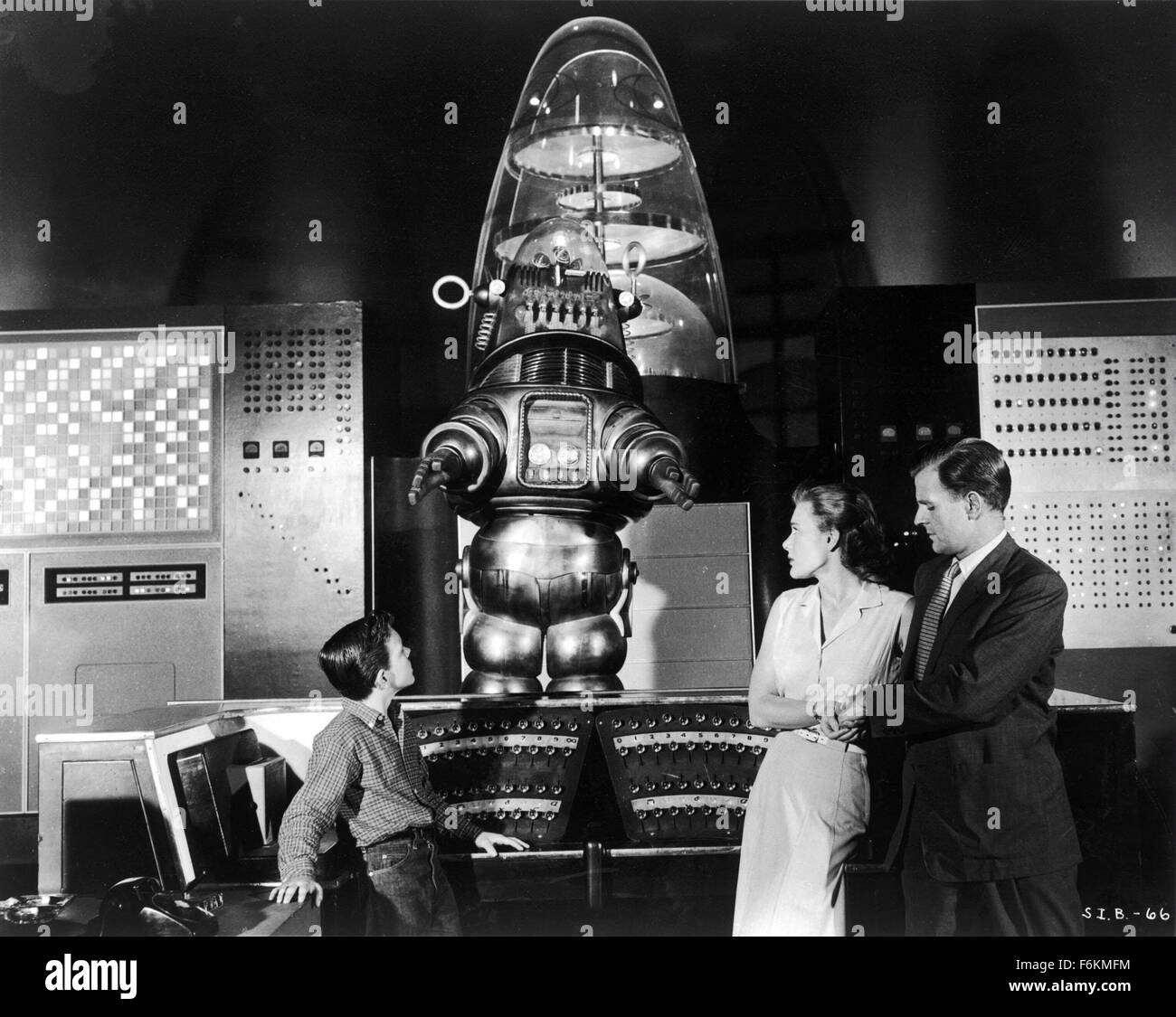 Jan 12, 2007 ; Hollywood, CA, USA ; DATE DE SORTIE : octobre 1961. Directeur : Herman Hoffman. STUDIO : MGM. PLOT : Timmie est un dix-année-vieux garçon : il aime le plaisir et de malice et qu'il déteste pour étudier. Quand son père, un scientifique dans le but d'améliorer l'esprit de Timmie plops, lui devant le super-ordinateur, le garçon acquiert plus de comment battre son papa aux échecs. Avec des conceptions sur la domination du monde, l'ordinateur est Timmie réactiver Robbie le Robot et dirige la carcasse métallique pour faire son offre. Mais tandis que Robbie est un larbin efficace, peut-il être fait pour nuire au garçon qui lui a donné la vie ? Sur la photo : RICHARD EYER Banque D'Images