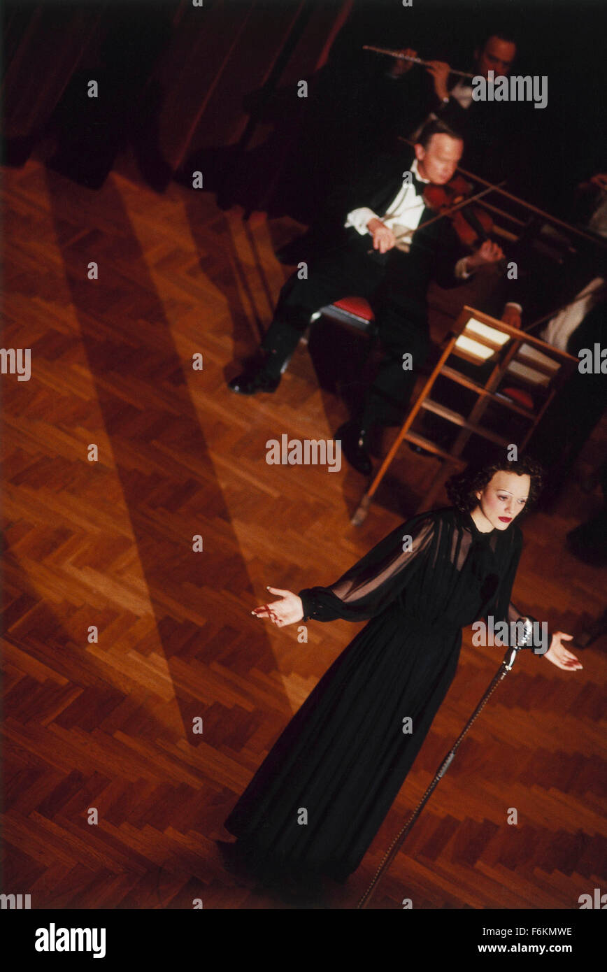 DATE DE SORTIE : 14 février 2007. Titre du film : La Vie en Rose. STUDIO : Picturehouse Entertainment. Résumé : L'histoire de la vie de la chanteuse Edith Piaf. Sur la photo : Marion Cotillard en Edith Piaf. Banque D'Images