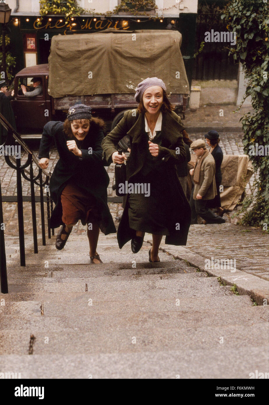 DATE DE SORTIE : 14 février 2007. Titre du film : La Vie en Rose. STUDIO : Picturehouse Entertainment. Résumé : L'histoire de la vie de la chanteuse Edith Piaf. Sur la photo : Marion COTILLARD Edith Piaf et Sylvie Testud comme MTmone. Banque D'Images