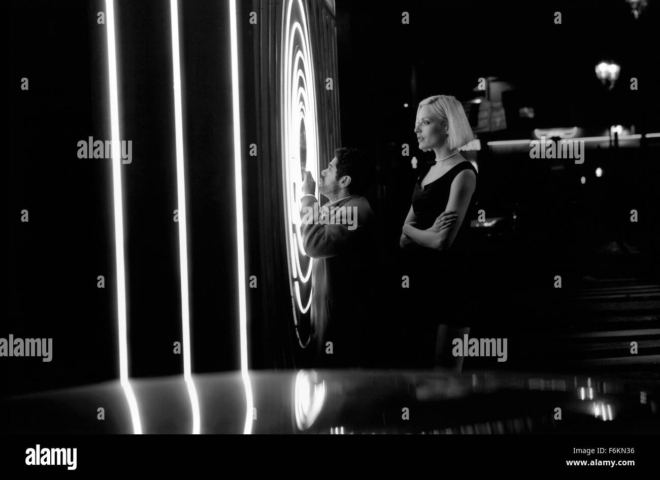 Feb 16, 2007 - Paris, FRANCE - DATE DE SORTIE : 25 mai 2007. Réalisateur : Luc Besson. STUDIO : Europa Corp./Sony Pictures Classics. Résumé : Une belle femme aide un fraudeur inepte obtenir son jeu ensemble. En Photo : l'Acteur Jamel Debbouze comme André, et l'actrice RIE RASMUSSEN, Angel-A. (Crédit Image : c Sony Pictures Classics) RESTRICTIONS : Il s'agit d'une distribution publique du film, de la télévision ou de publicité photographie. Non-usage éditorial peut nécessiter d'autres jeux. Banque D'Images