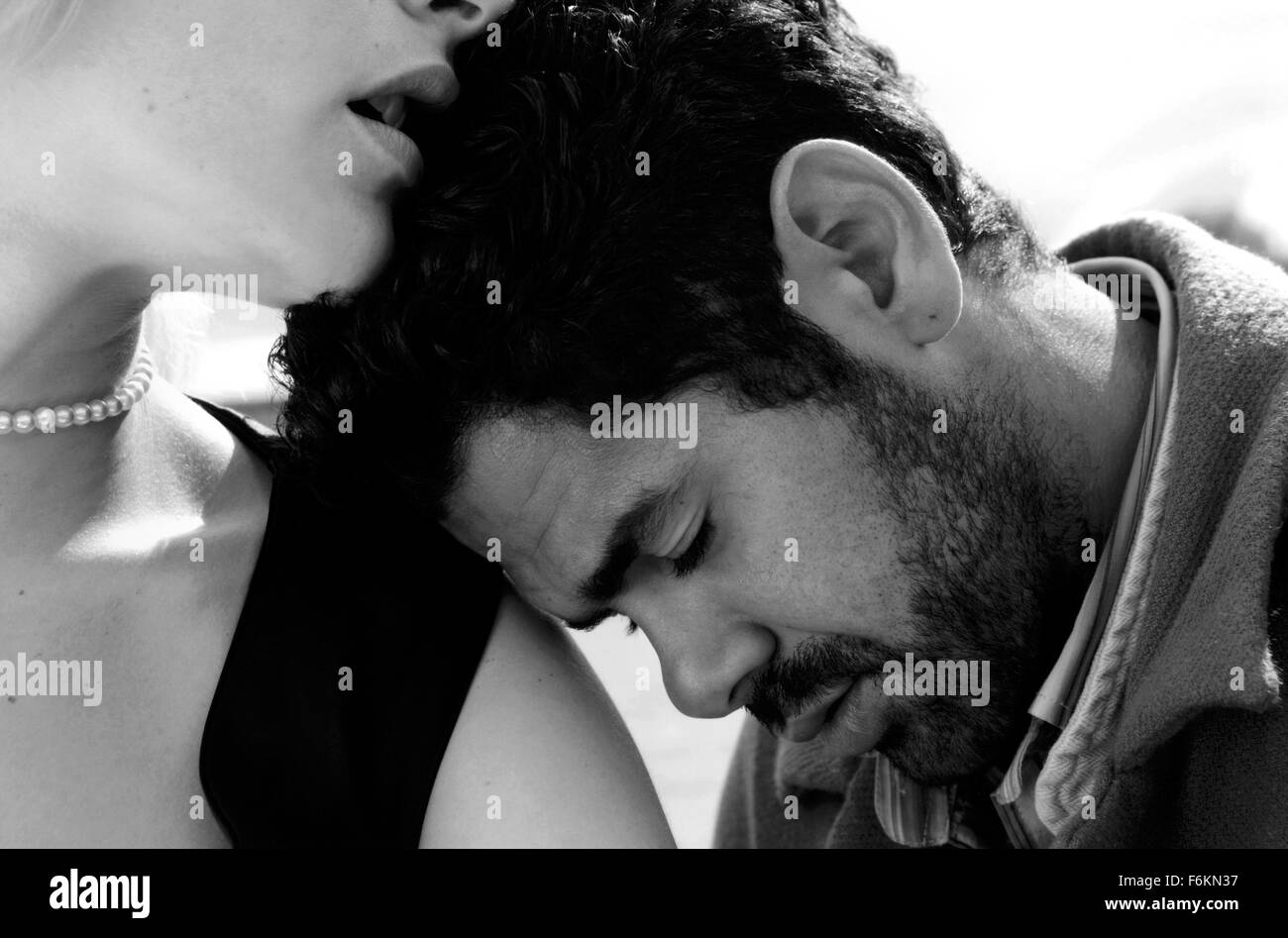 Feb 16, 2007 - Paris, FRANCE - DATE DE SORTIE : 25 mai 2007. Réalisateur : Luc Besson. STUDIO : Europa Corp./Sony Pictures Classics. Résumé : Une belle femme aide un fraudeur inepte obtenir son jeu ensemble. En Photo : l'Acteur Jamel Debbouze comme André, et l'actrice RIE RASMUSSEN, Angel-A. (Crédit Image : c Sony Pictures Classics) RESTRICTIONS : Il s'agit d'une distribution publique du film, de la télévision ou de publicité photographie. Non-usage éditorial peut nécessiter d'autres jeux. Banque D'Images