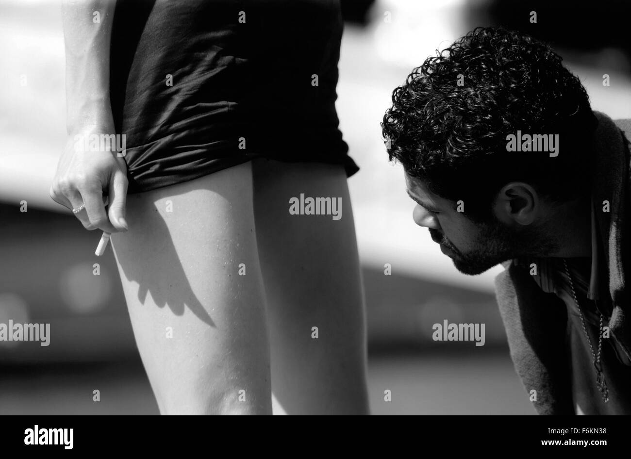 Feb 16, 2007 - Paris, FRANCE - DATE DE SORTIE : 25 mai 2007. Réalisateur : Luc Besson. STUDIO : Europa Corp./Sony Pictures Classics. Résumé : Une belle femme aide un fraudeur inepte obtenir son jeu ensemble. En Photo : l'Acteur Jamel Debbouze comme André, et l'actrice RIE RASMUSSEN, Angel-A. (Crédit Image : c Sony Pictures Classics) RESTRICTIONS : Il s'agit d'une distribution publique du film, de la télévision ou de publicité photographie. Non-usage éditorial peut nécessiter d'autres jeux. Banque D'Images