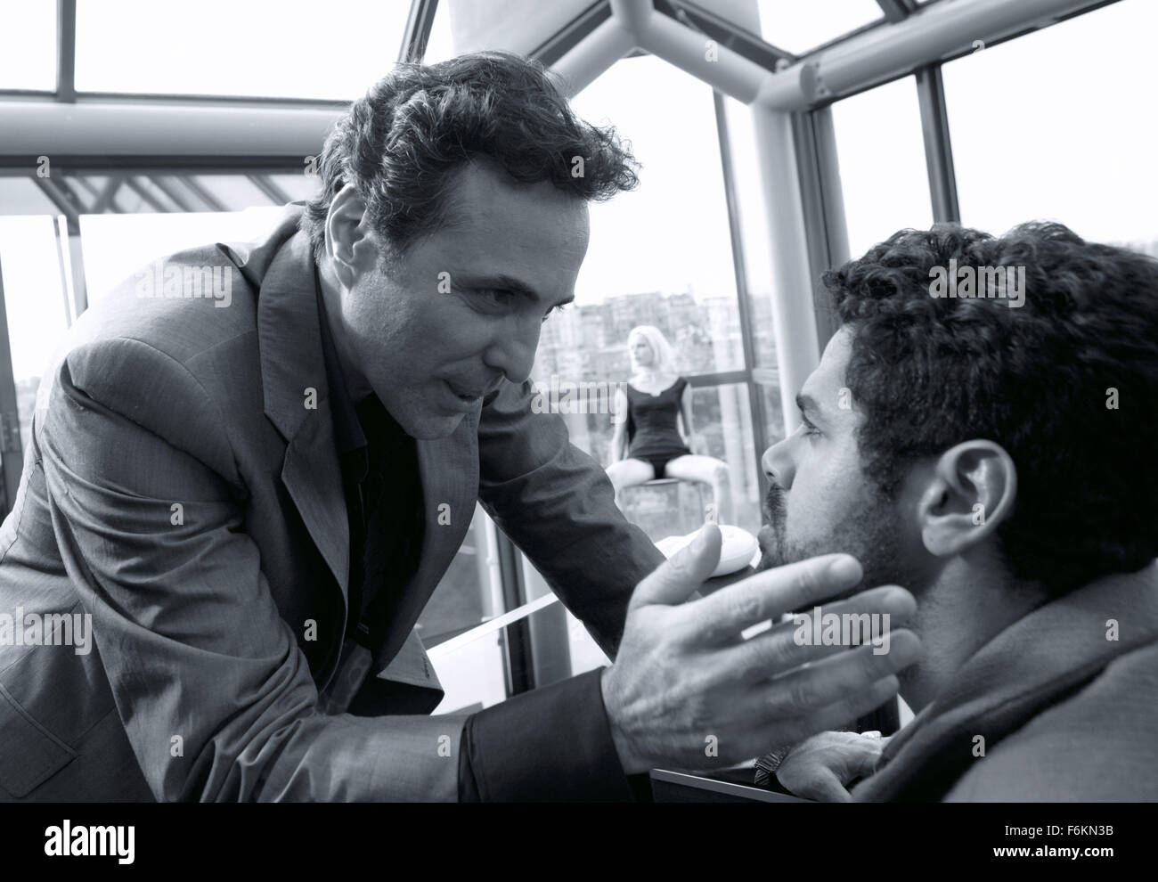 Feb 16, 2007 - Paris, FRANCE - DATE DE SORTIE : 25 mai 2007. Réalisateur : Luc Besson. STUDIO : Europa Corp./Sony Pictures Classics. Résumé : Une belle femme aide un fraudeur inepte obtenir son jeu ensemble. En Photo : l'Acteur Jamel Debbouze comme André, l'actrice RIE RASMUSSEN comme Angel-A, et GILBERT MELKI comme Franck. (Crédit Image : c Sony Pictures Classics) RESTRICTIONS : Il s'agit d'une distribution publique du film, de la télévision ou de publicité photographie. Non-usage éditorial peut nécessiter d'autres jeux. Banque D'Images