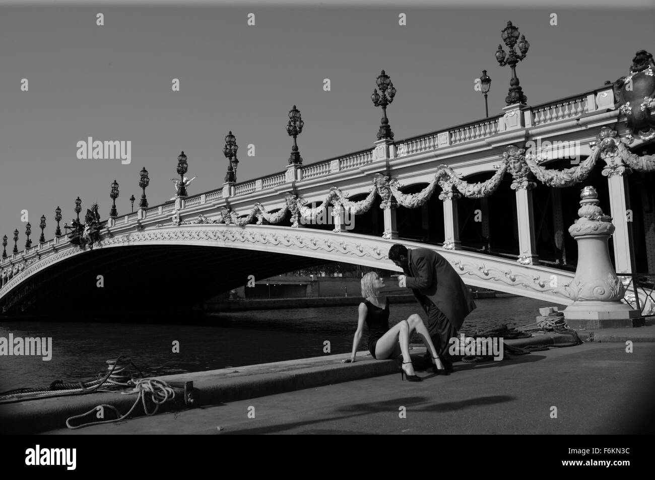 Feb 16, 2007 - Paris, FRANCE - DATE DE SORTIE : 25 mai 2007. Réalisateur : Luc Besson. STUDIO : Europa Corp./Sony Pictures Classics. Résumé : Une belle femme aide un fraudeur inepte obtenir son jeu ensemble. En Photo : l'Acteur Jamel Debbouze comme André, et l'actrice RIE RASMUSSEN, Angel-A. (Crédit Image : c Sony Pictures Classics) RESTRICTIONS : Il s'agit d'une distribution publique du film, de la télévision ou de publicité photographie. Non-usage éditorial peut nécessiter d'autres jeux. Banque D'Images