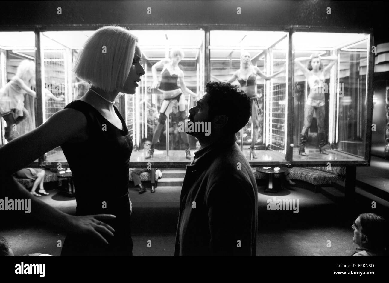 Feb 16, 2007 - Paris, FRANCE - DATE DE SORTIE : 25 mai 2007. Réalisateur : Luc Besson. STUDIO : Europa Corp./Sony Pictures Classics. Résumé : Une belle femme aide un fraudeur inepte obtenir son jeu ensemble. En Photo : l'Acteur Jamel Debbouze comme André, et l'actrice RIE RASMUSSEN, Angel-A. (Crédit Image : c Sony Pictures Classics) RESTRICTIONS : Il s'agit d'une distribution publique du film, de la télévision ou de publicité photographie. Non-usage éditorial peut nécessiter d'autres jeux. Banque D'Images