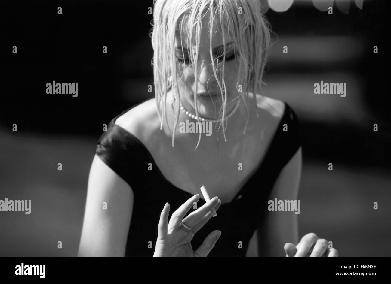 Feb 16, 2007 - Paris, FRANCE - DATE DE SORTIE : 25 mai 2007. Réalisateur : Luc Besson. STUDIO : Europa Corp./Sony Pictures Classics. Résumé : Une belle femme aide un fraudeur inepte obtenir son jeu ensemble. Sur la photo : L'actrice RIE RASMUSSEN, Angel-A. (Crédit Image : c Sony Pictures Classics) RESTRICTIONS : Il s'agit d'une distribution publique du film, de la télévision ou de publicité photographie. Non-usage éditorial peut nécessiter d'autres jeux. Banque D'Images