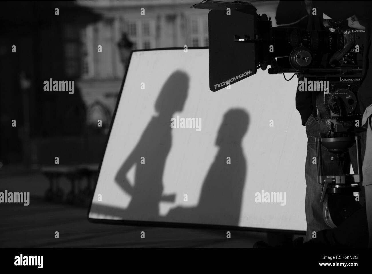 Feb 16, 2007 - Paris, FRANCE - DATE DE SORTIE : 25 mai 2007. Réalisateur : Luc Besson. STUDIO : Europa Corp./Sony Pictures Classics. Résumé : Une belle femme aide un fraudeur inepte obtenir son jeu ensemble. En Photo : l'Acteur Jamel Debbouze comme André, et l'actrice RIE RASMUSSEN, Angel-A. (Crédit Image : c Sony Pictures Classics) RESTRICTIONS : Il s'agit d'une distribution publique du film, de la télévision ou de publicité photographie. Non-usage éditorial peut nécessiter d'autres jeux. Banque D'Images