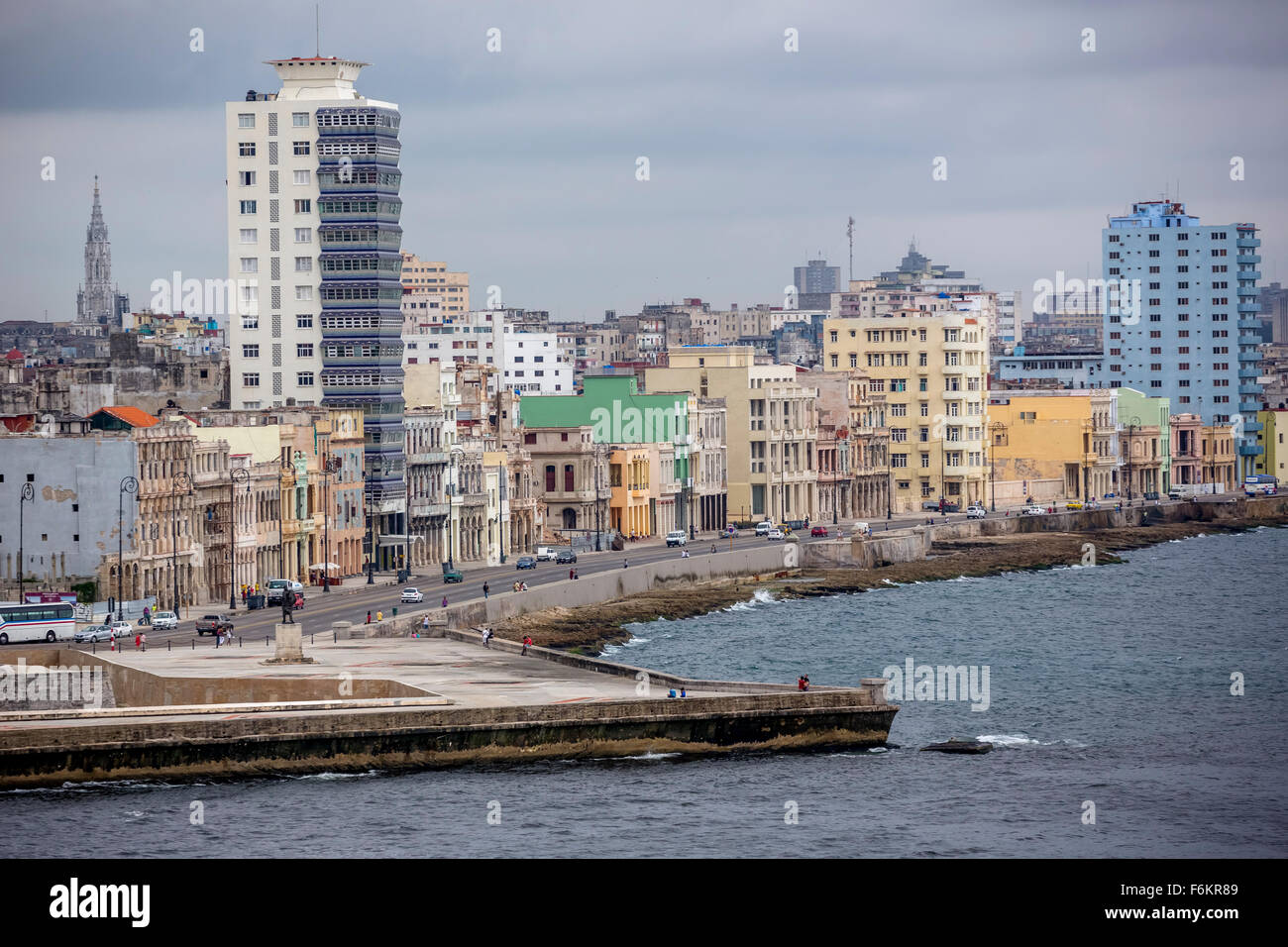 Donnant sur le port de la vieille Havane sur le Malecon, scène de rue, La Habana, Cuba, Caraïbes, Amérique du Nord, Banque D'Images
