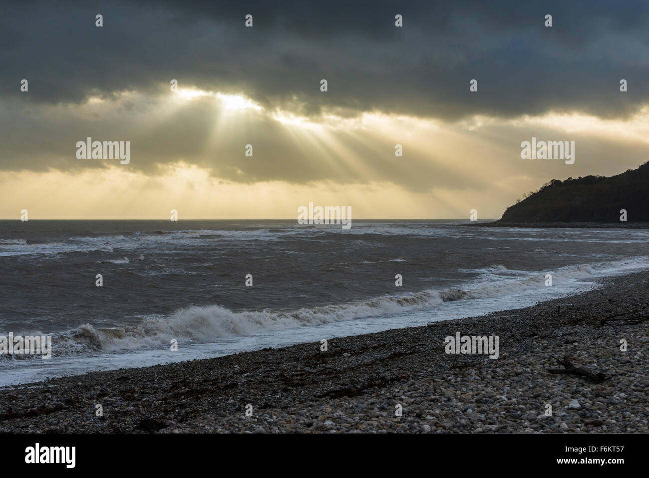 Météo France, Lyme Regis, dans le Dorset, UK. 17 novembre 2015. Les rayons de lumière qui brillait à travers les nuages au large de la côte de Lyme Regis dans le Dorset, UK, durant une journée de forts vents et des vagues causées par la tempête Barney. Photo : ©Graham Hunt/Alamy Live News Banque D'Images