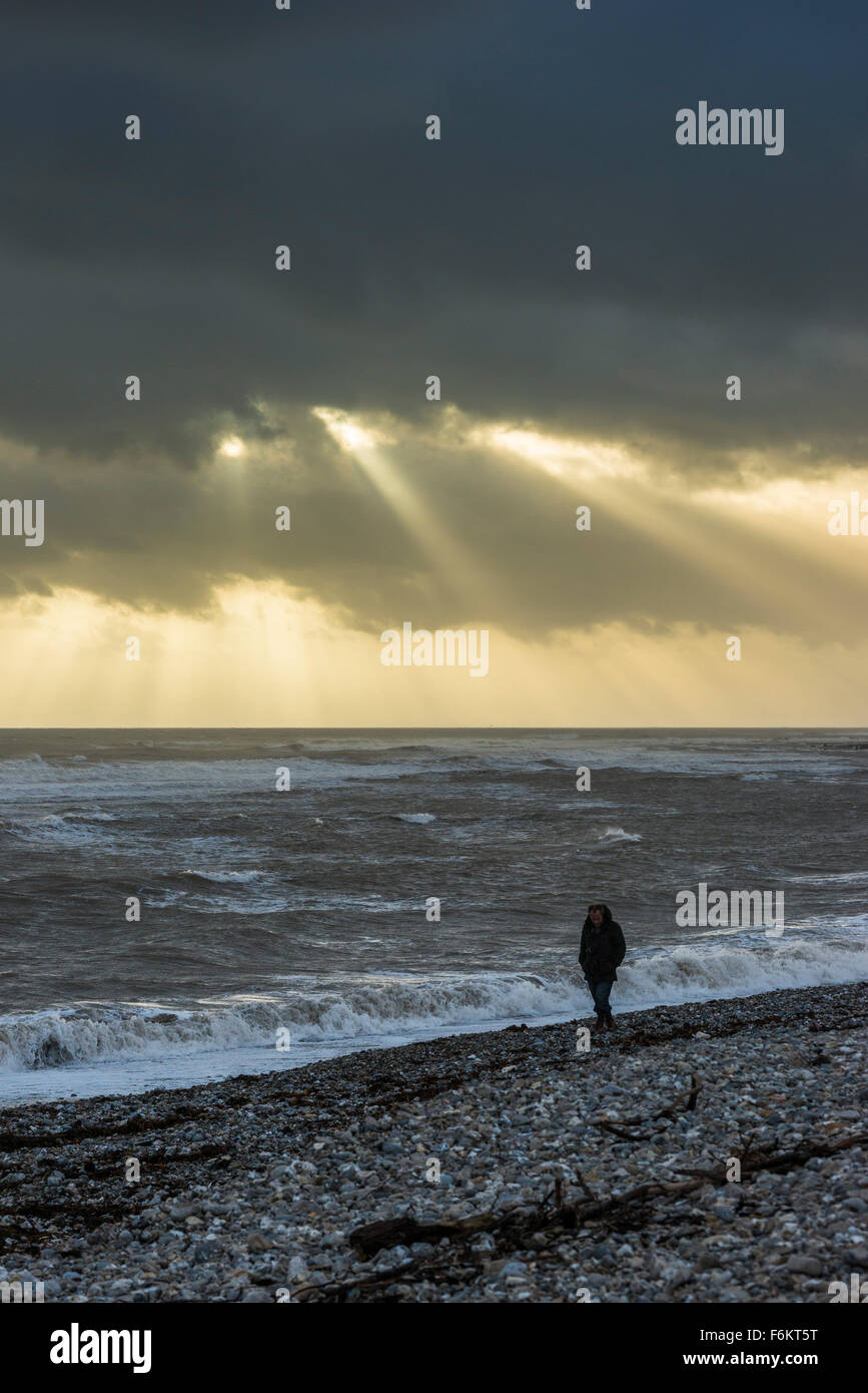 Météo France, Lyme Regis, dans le Dorset, UK. 17 novembre 2015. Les rayons de lumière qui brillait à travers les nuages au large de la côte de Lyme Regis dans le Dorset, UK, durant une journée de forts vents et des vagues causées par la tempête Barney. Photo : Crédit : Graham Hunt/Alamy Live News Banque D'Images