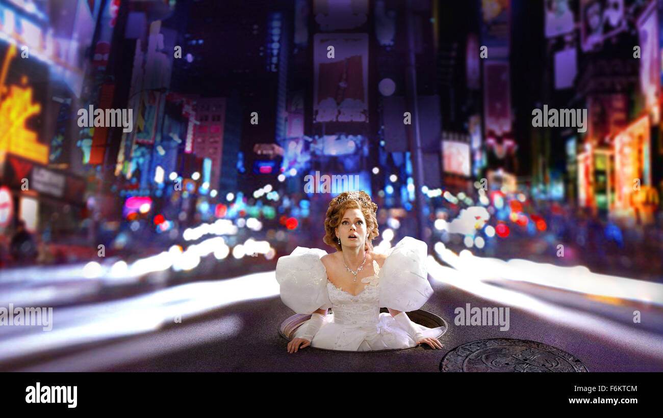 Jul 25, 2007 - New York, NY, USA - DATE DE SORTIE : 11 novembre 2007. Réalisateur : Kevin Lima. STUDIO : Walt Disney Pictures. PLOT : un conte de Disney classique entre en collision avec le New York City dans l'histoire d'une princesse de conte (Amy Adams) du passé qui n'est poussée dans l'actuelle par une reine maléfique (Susan Sarandon). Peu après son arrivée, la princesse Giselle commence à changer son point de vue sur la vie et l'amour après avoir rencontré un bel avocat (Patrick Dempsey). Sur la photo : AMY ADAMS. (Crédit Image : c Berry Wetcher/Walt Disney Pictures) RESTRICTIONS : Il s'agit d'un film distribué publiquement récept, Banque D'Images