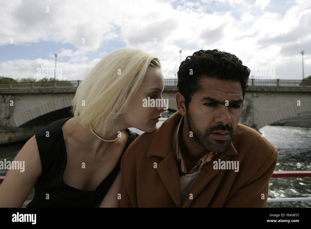 16 mai 2007 - Paris, FRANCE - DATE DE SORTIE : 25 mai 2007. Réalisateur : Luc Besson. STUDIO : Europa Corp./Sony Pictures Classics. Résumé : Une belle femme aide un fraudeur inepte obtenir son jeu ensemble. En Photo : l'Acteur Jamel Debbouze comme André, et l'actrice RIE RASMUSSEN, Angel-A. (Crédit Image : c Sony Pictures Classics) RESTRICTIONS : Il s'agit d'une distribution publique du film, de la télévision ou de publicité photographie. Non-usage éditorial peut nécessiter d'autres jeux. Banque D'Images
