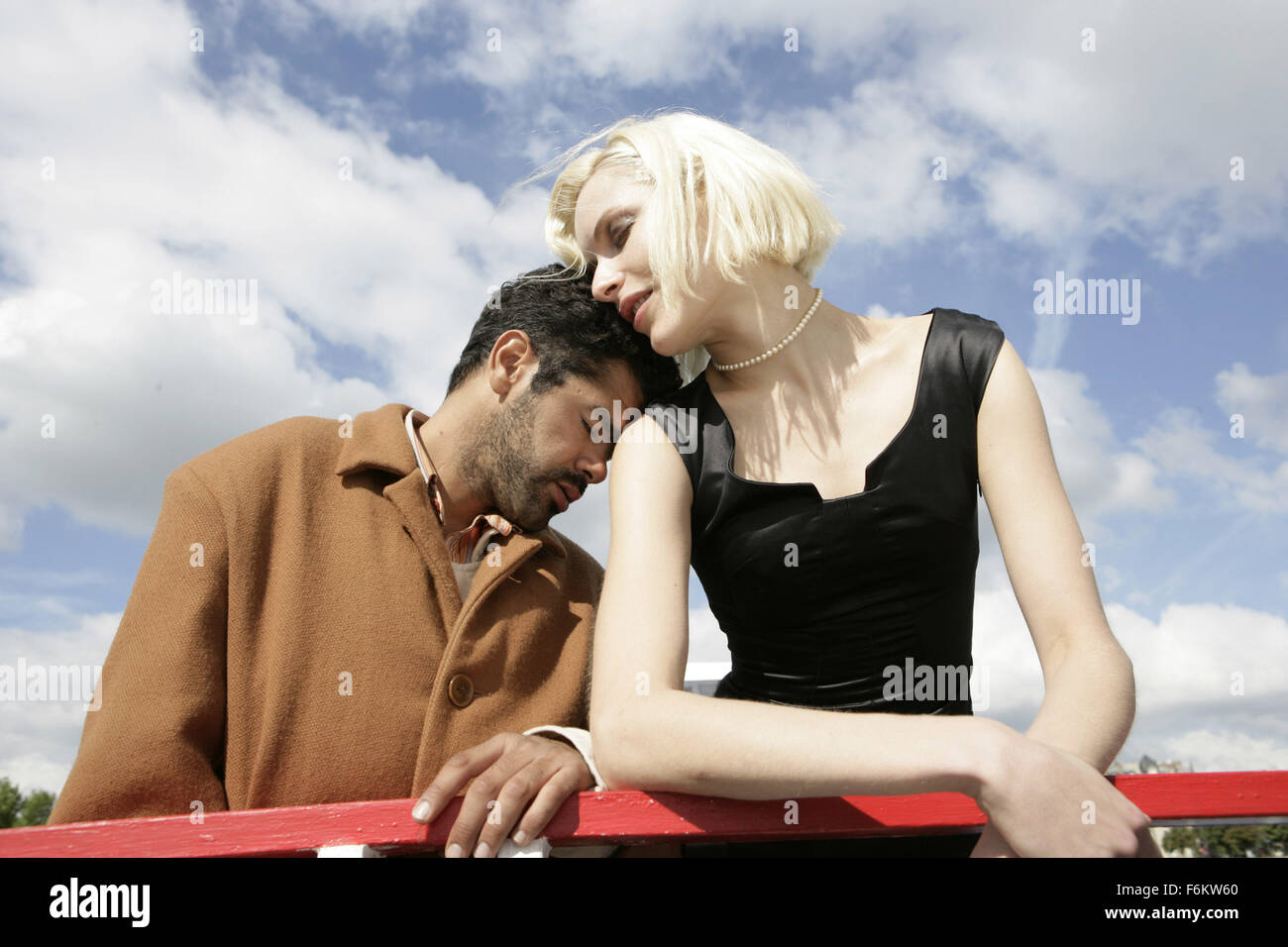 16 mai 2007 - Paris, FRANCE - DATE DE SORTIE : 25 mai 2007. Réalisateur : Luc Besson. STUDIO : Europa Corp./Sony Pictures Classics. Résumé : Une belle femme aide un fraudeur inepte obtenir son jeu ensemble. En Photo : l'Acteur Jamel Debbouze comme André, et l'actrice RIE RASMUSSEN, Angel-A. (Crédit Image : c Sony Pictures Classics) RESTRICTIONS : Il s'agit d'une distribution publique du film, de la télévision ou de publicité photographie. Non-usage éditorial peut nécessiter d'autres jeux. Banque D'Images