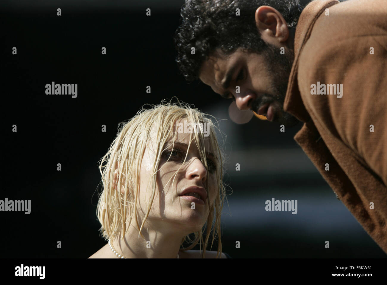 DATE DE SORTIE : 25 mai 2007. STUDIO : Europa Corp./Sony Pictures Classics. Résumé : Une belle femme aide un fraudeur inepte obtenir son jeu ensemble. En Photo : l'Acteur Jamel Debbouze comme André, et l'actrice RIE RASMUSSEN, Angel-A. Banque D'Images