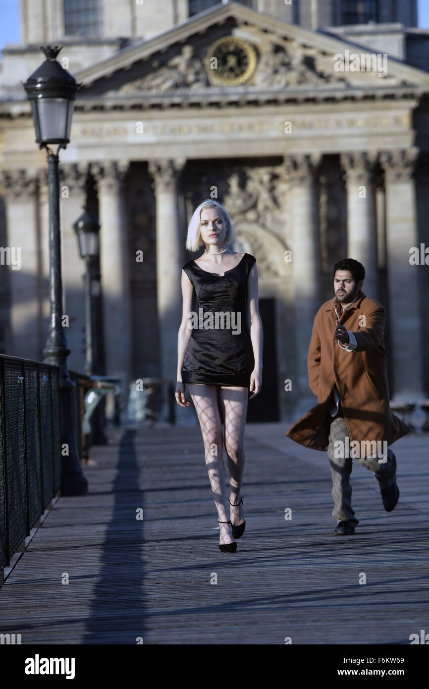 16 mai 2007 - Paris, FRANCE - DATE DE SORTIE : 25 mai 2007. Réalisateur : Luc Besson. STUDIO : Europa Corp./Sony Pictures Classics. Résumé : Une belle femme aide un fraudeur inepte obtenir son jeu ensemble. En Photo : l'Acteur Jamel Debbouze comme André, et l'actrice RIE RASMUSSEN, Angel-A. (Crédit Image : c Sony Pictures Classics) RESTRICTIONS : Il s'agit d'une distribution publique du film, de la télévision ou de publicité photographie. Non-usage éditorial peut nécessiter d'autres jeux. Banque D'Images