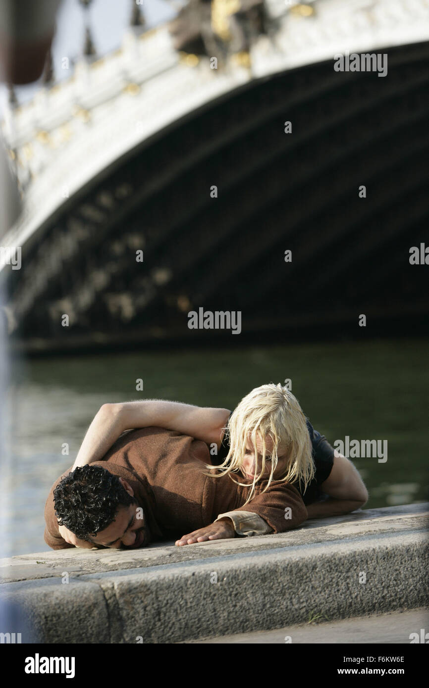 16 mai 2007 - Paris, FRANCE - DATE DE SORTIE : 25 mai 2007. Réalisateur : Luc Besson. STUDIO : Europa Corp./Sony Pictures Classics. Résumé : Une belle femme aide un fraudeur inepte obtenir son jeu ensemble. En Photo : l'Acteur Jamel Debbouze comme André, et l'actrice RIE RASMUSSEN, Angel-A. (Crédit Image : c Sony Pictures Classics) RESTRICTIONS : Il s'agit d'une distribution publique du film, de la télévision ou de publicité photographie. Non-usage éditorial peut nécessiter d'autres jeux. Banque D'Images