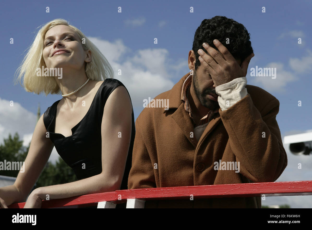 16 mai 2007 - Paris, FRANCE - DATE DE SORTIE : 25 mai 2007. Réalisateur : Luc Besson. STUDIO : Europa Corp./Sony Pictures Classics. Résumé : Une belle femme aide un fraudeur inepte obtenir son jeu ensemble. En Photo : l'Acteur Jamel Debbouze comme André, et l'actrice RIE RASMUSSEN, Angel-A. (Crédit Image : c Sony Pictures Classics) RESTRICTIONS : Il s'agit d'une distribution publique du film, de la télévision ou de publicité photographie. Non-usage éditorial peut nécessiter d'autres jeux. Banque D'Images