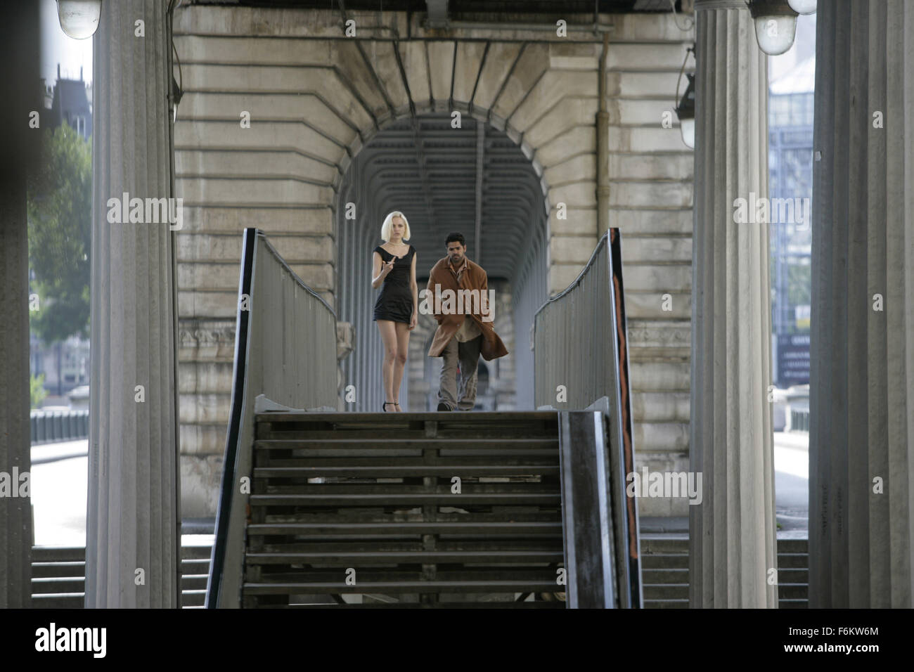 16 mai 2007 - Paris, FRANCE - DATE DE SORTIE : 25 mai 2007. Réalisateur : Luc Besson. STUDIO : Europa Corp./Sony Pictures Classics. Résumé : Une belle femme aide un fraudeur inepte obtenir son jeu ensemble. En Photo : l'Acteur Jamel Debbouze comme André, et l'actrice RIE RASMUSSEN, Angel-A. (Crédit Image : c Sony Pictures Classics) RESTRICTIONS : Il s'agit d'une distribution publique du film, de la télévision ou de publicité photographie. Non-usage éditorial peut nécessiter d'autres jeux. Banque D'Images