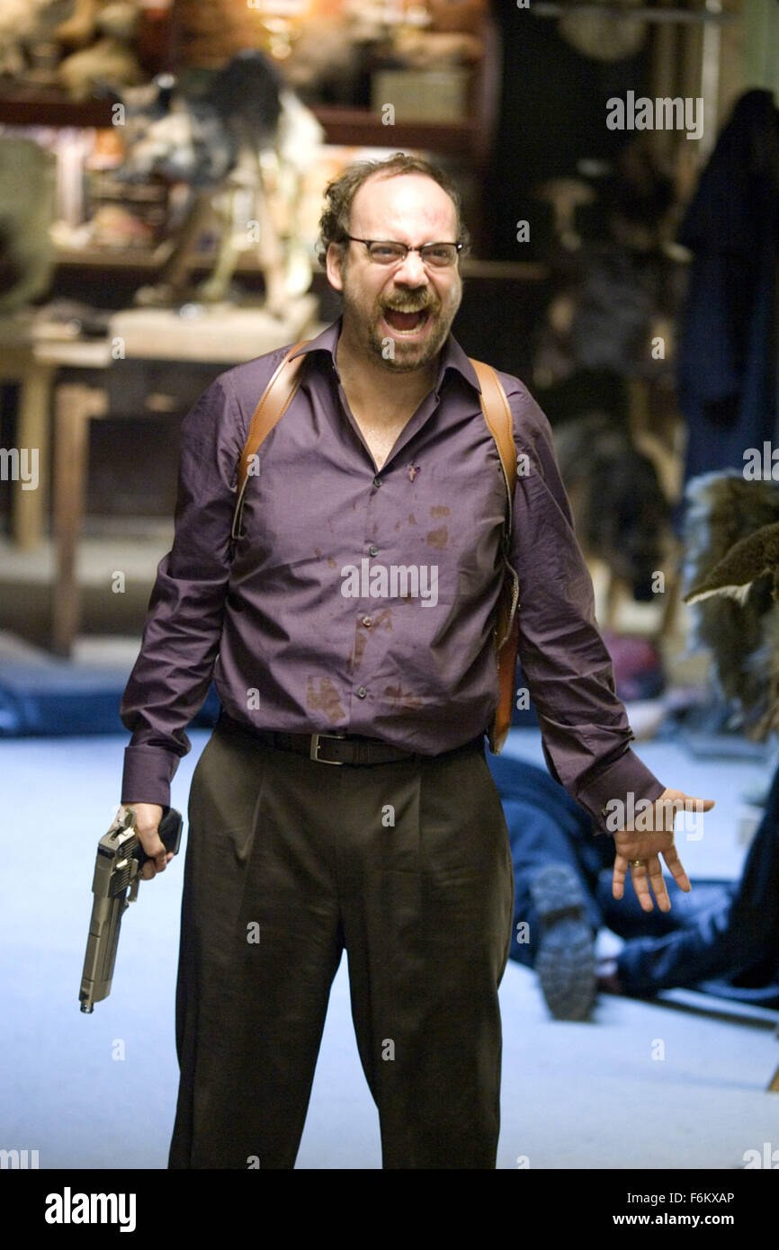 DATE DE SORTIE : 7 septembre 2007. Titre du film : Shoot 'Em Up - STUDIO : New Line Cinema. Résumé : Un homme du nom de M. Smith (Owen) fournit le bébé lors d'une fusillade, et est alors appelé à protéger le nouveau-né de l'armée d'hommes armés. Sur la photo : Paul Giamatti, monsieur Hertz. Banque D'Images