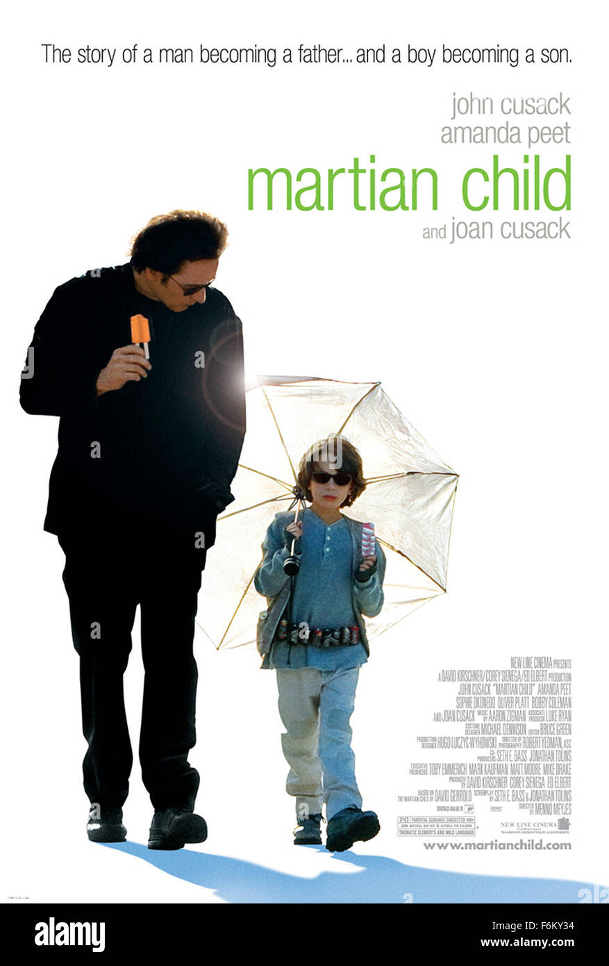 DATE DE SORTIE : Octobre 12, 2007. Titre du film : Martian Child. STUDIO : New Line Cinema. PLOT : écrasé par la mort de sa fiancée, un auteur adopte un garçon de 6 ans dans un effort pour créer une famille. Le garçon, qui veut désespérément un père, est troublé par l'idée qu'il vient de Mars. Photo : John Cusack comme David, et Bobby Coleman comme Dennis, film de l'affiche. Banque D'Images