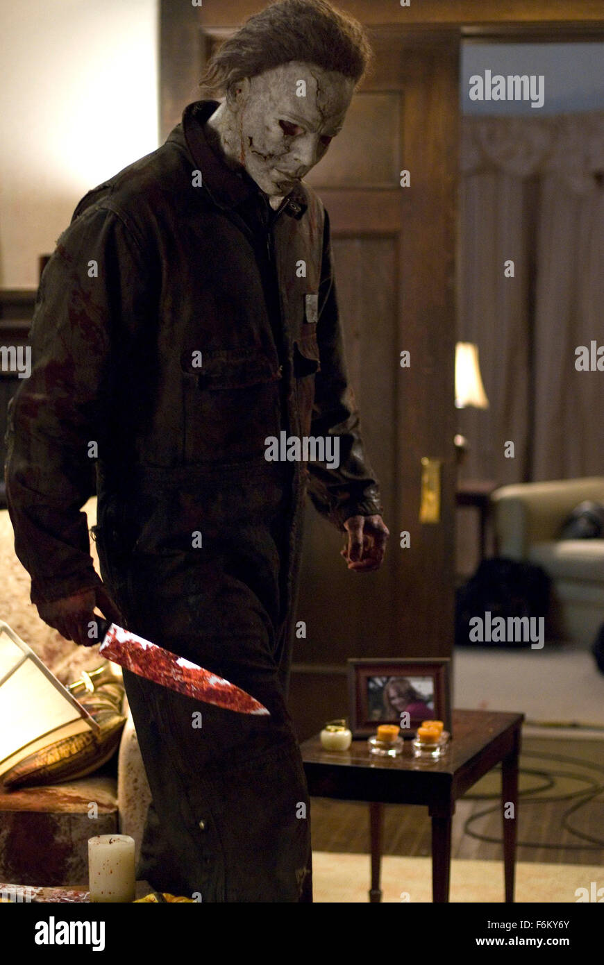 DATE DE SORTIE : Août 31, 2007. Titre du film : Halloween (9e de l'histoire - préquelle). STUDIO : Dimension Films. Résumé : Après avoir été engagé pour 17 ans, Michael Myers, maintenant un homme mûr et encore très dangereux, à tort, est libéré de l'institution mentale (où il a été engagé comme un enfant de 10 ans) et il a immédiatement retourne à Haddonfield, où il veut retrouver sa petite sœur, Laurie. Toute personne qui croise son chemin est en danger de mort. Sur la photo : TYLER MANE que Michael Myers. Banque D'Images