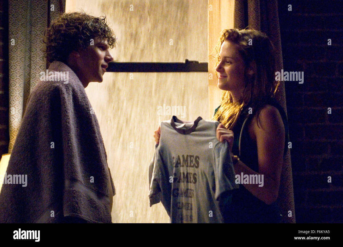 17 novembre 2007 - Londres, Grande-Bretagne - ADVENTURELAND (2009)..Jesse Eisenberg, Kristen Stewart..GREG MOTTOLA (DIR)..Credit : Moviestore Collection/face à face..pour un usage éditorial uniquement (Image Crédit : c face à face/photos) Banque D'Images