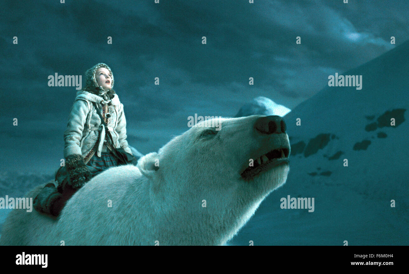 DATE DE SORTIE : 27 nov., 2007. Titre du film : The Golden Compass. STUDIO : New Line Cinema. Résumé : Dans un parallèle Oxford, young Lyra Belacqua commence une dimension-crossing odyssey qui construit à partir d'un atypique simplement pour l'aventure dans un complexe (et souvent assez sombre épopée philosophique). Sur la photo : L'actrice Dakota Blue Richards comme Lyra Belacqua. Banque D'Images