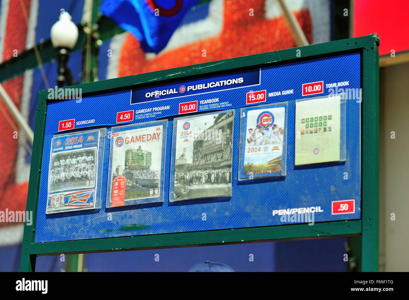 Variété de programmes et de guides pour la vente en face de l'entrée principale du stade Wrigley Field de Chicago pour son 100e anniversaire. Chicago, Illinois, USA. Banque D'Images