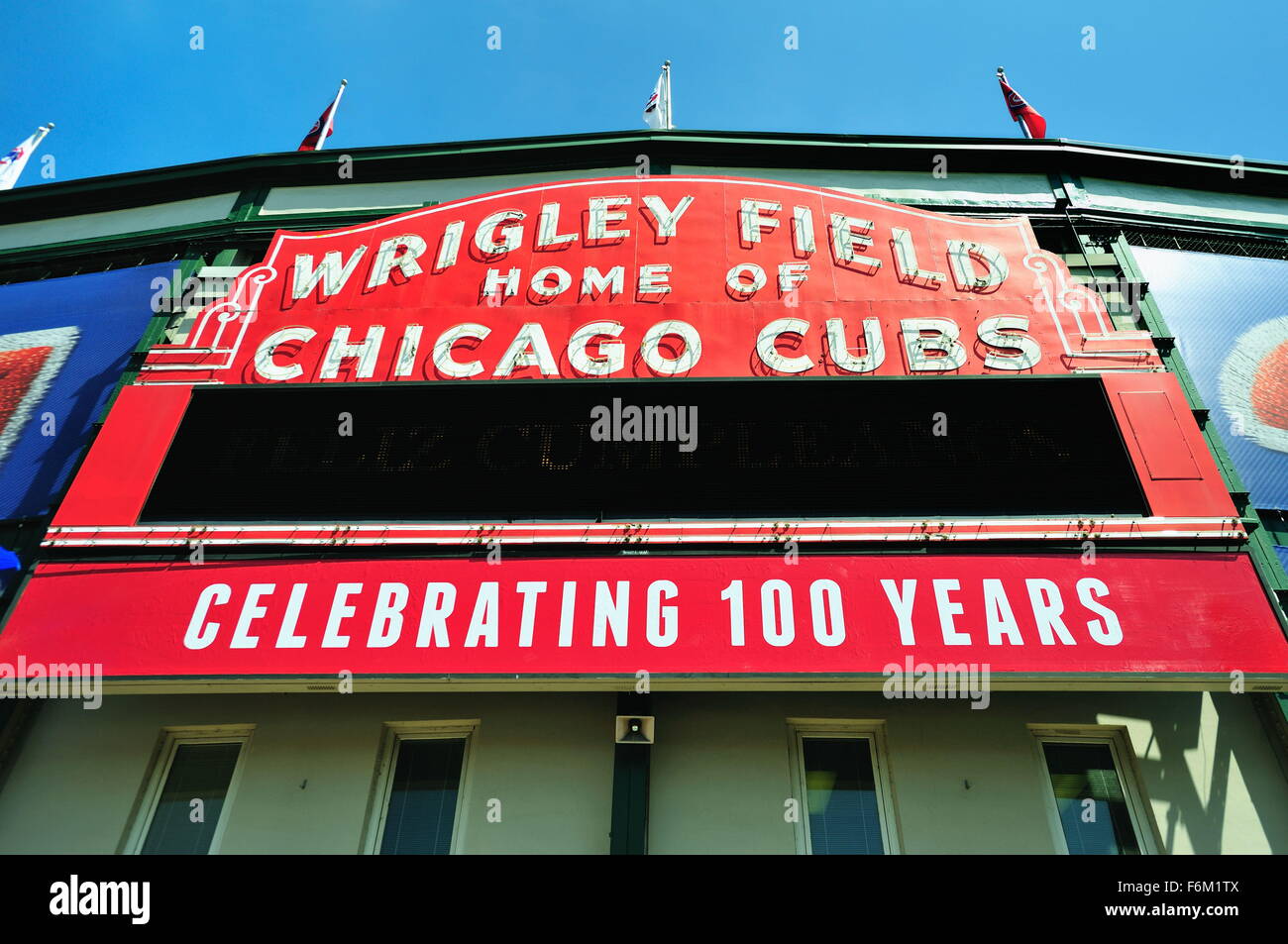 L'emblématique chapiteau au-dessus de l'entrée principale de la Chicago Wrigley Field modifié pour refléter sur le 100e anniversaire du parc. Chicago, Illinois, USA. Banque D'Images