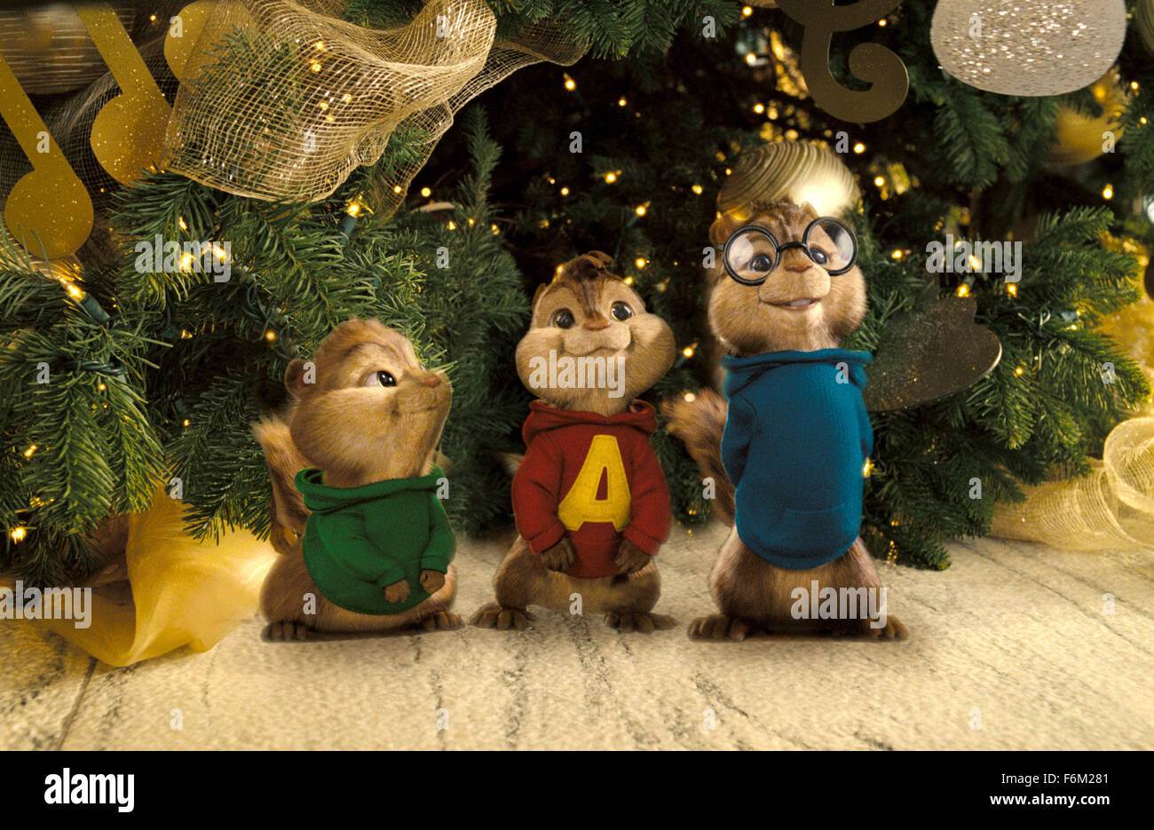 DATE DE SORTIE : Mai 13, 2007. Titre du film : Alvin et les Chipmunks. STUDIO : 20th Century Fox. Résumé : Dans une ferme forestière, trois musiciens chipmunks, Alvin, Simon et Theodore, trouver leur arbre abattu et envoyé à Los Angeles. Une fois là, ils répondent au compositeur frustré David Séville, et malgré une mauvaise première impression de relevage de la chambre, ils lui impressionner avec leur talent de chanteuse. Voir les possibilités de réussite, à la fois humaines et des tamias faire un pacte pour eux de chanter ses chansons. Bien que cette ambition s'avère une lutte frustrant avec le trio difficile, le rêve ne se réalise après tout. Ho Banque D'Images