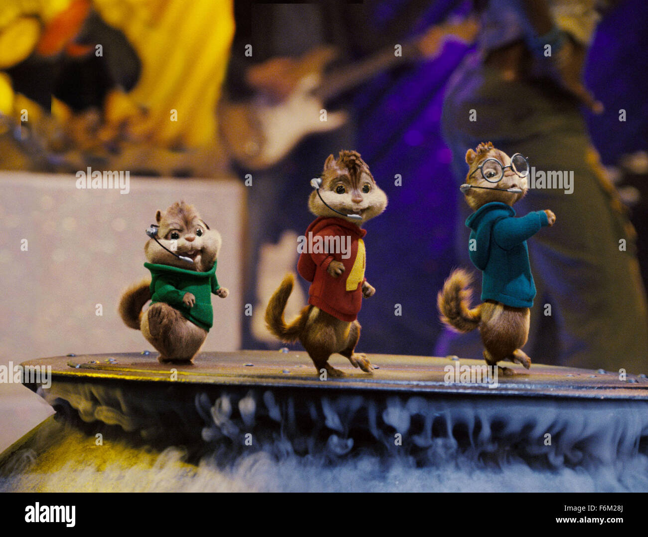 DATE DE SORTIE : Décembre 14, 2007. Titre du film : Alvin et les Chipmunks - STUDIO : Regency Enterprises/Fox 2000 Pictures. Résumé : Basé sur la série de dessins animés des années 1980 à propos d'un groupe de musique composé de tamias chef de groupe espiègle Alvin ; grand et calme ; Simon et grassouillet, Theodore impressionnables. Sur la photo : ROSS BAGDASARIAN Jr. comme la voix de Simon (à gauche) et Justin long que la voix d'Alvin (centre), et Janice KARMAN comme la voix de Theodore. Banque D'Images