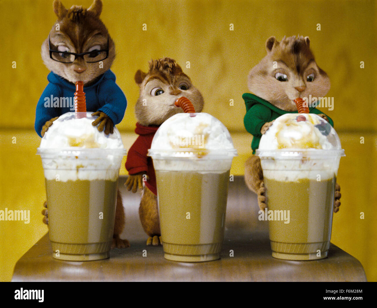 DATE DE SORTIE : Décembre 14, 2007. Titre du film : Alvin et les Chipmunks - STUDIO : Regency Enterprises/Fox 2000 Pictures. Résumé : Basé sur la série de dessins animés des années 1980 à propos d'un groupe de musique composé de tamias chef de groupe espiègle Alvin ; grand et calme ; Simon et grassouillet, Theodore impressionnables. Sur la photo : ROSS BAGDASARIAN Jr. comme la voix de Simon (à gauche) et Justin long que la voix d'Alvin (centre), et Janice KARMAN comme la voix de Theodore. Banque D'Images