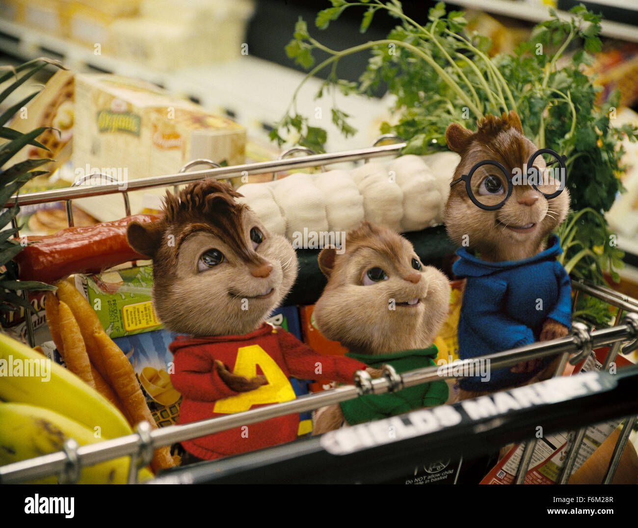 DATE DE SORTIE : Décembre 14, 2007. Titre du film : Alvin et les Chipmunks - STUDIO : Regency Enterprises/Fox 2000 Pictures. Résumé : Basé sur la série de dessins animés des années 1980 à propos d'un groupe de musique composé de tamias chef de groupe espiègle Alvin ; grand et calme ; Simon et grassouillet, Theodore impressionnables. Sur la photo : ROSS BAGDASARIAN Jr. comme la voix de Simon (à gauche) et Justin long que la voix d'Alvin (centre), et Janice KARMAN comme la voix de Theodore. Banque D'Images