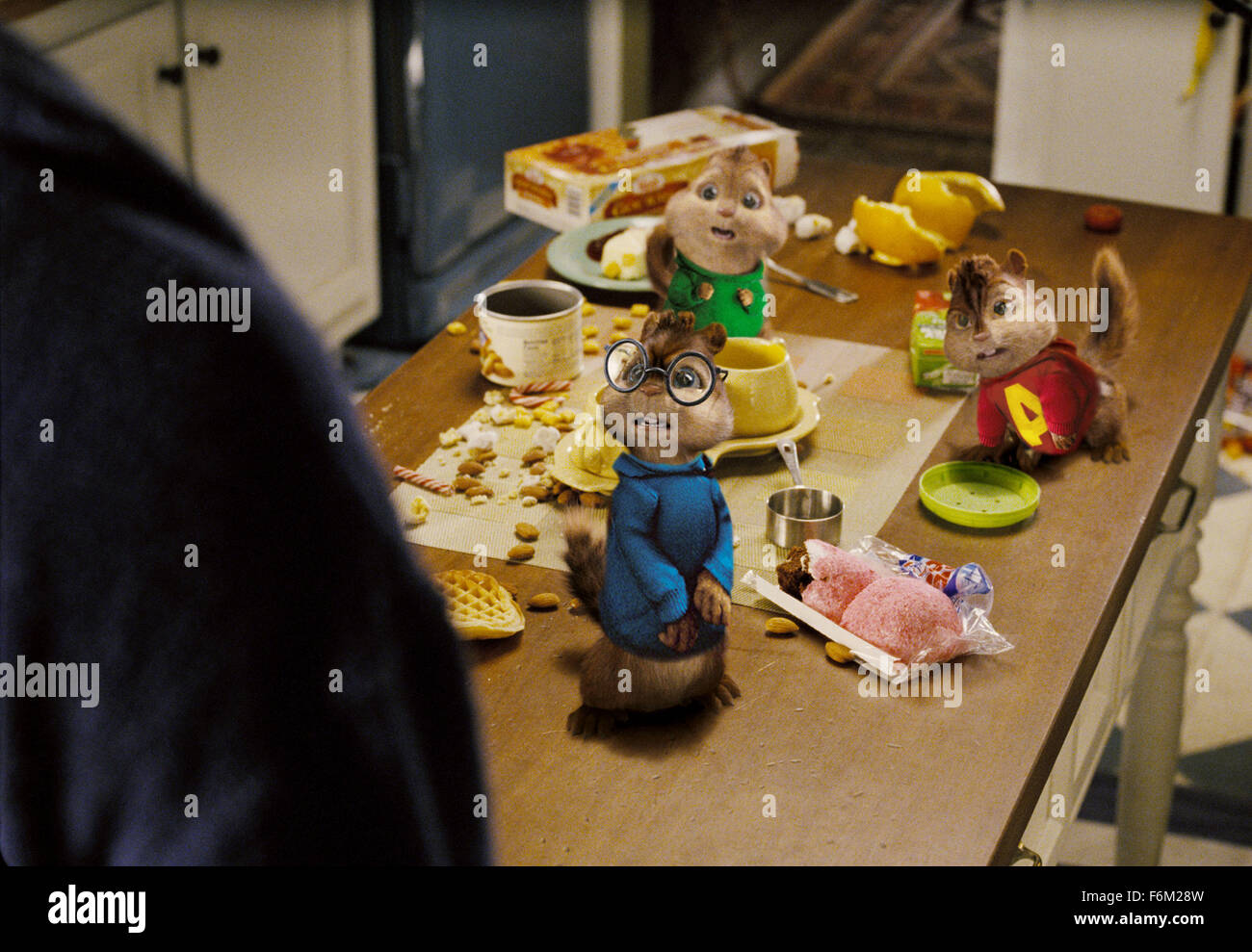 DATE DE SORTIE : Décembre 14, 2007. Titre du film : Alvin et les Chipmunks - STUDIO : Regency Enterprises/Fox 2000 Pictures. Résumé : Basé sur la série de dessins animés des années 1980 à propos d'un groupe de musique composé de tamias chef de groupe espiègle Alvin ; grand et calme ; Simon et grassouillet, Theodore impressionnables. Sur la photo : ROSS BAGDASARIAN Jr. comme la voix de Simon (à gauche) et Justin long que la voix d'Alvin (centre), et Janice KARMAN comme la voix de Theodore. Banque D'Images