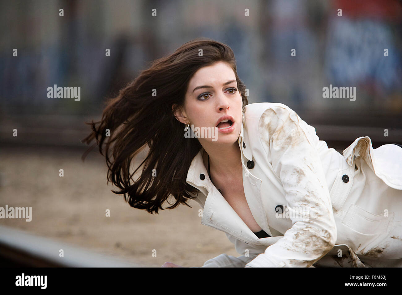 DATE DE SORTIE : Juin 20, 2008. Titre du film : Get Smart. STUDIO : Village Roadshow Pictures. PLOT : Maxwell Smart, Agent 86 batailles pour le contrôle, les forces de KAOS avec l'Agent 99-plus à ses côtés. Photo : Anne Hathaway que l'Agent 99. Banque D'Images