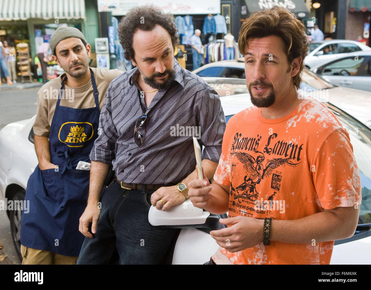 DATE DE SORTIE : 6 juin 2008. Titre du film : Vous ne salissez pas avec le Zohan. STUDIO : Columbia Pictures. PLOT : Adam Sandler (photo) stars comme Zohan, un commando israélien qui faux sa propre mort pour poursuivre son rêve de devenir coiffeur à New York. Sur la photo : aller de scène. Banque D'Images
