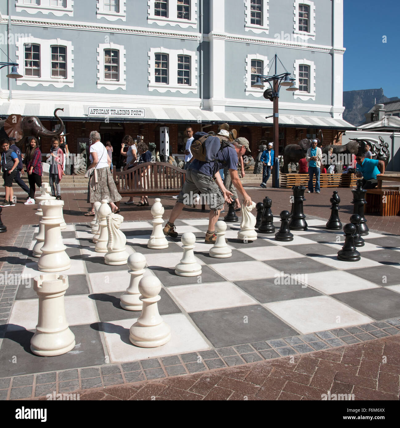 Les joueurs bénéficient d'un jeu d'échecs de la rue sur le bord de l'eau à Cape Town Afrique du Sud Banque D'Images