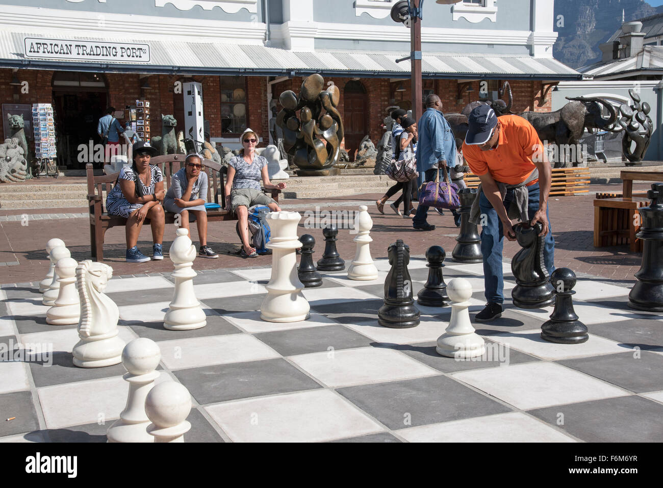 Les joueurs bénéficient d'un jeu d'échecs de la rue sur le bord de l'eau à Cape Town Afrique du Sud Banque D'Images
