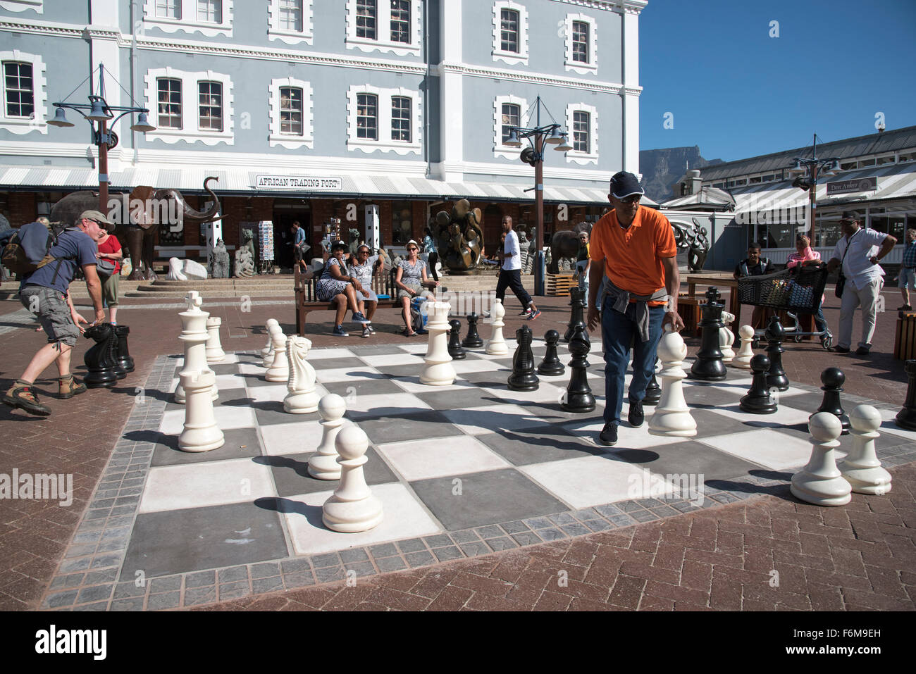 Les joueurs bénéficient d'un jeu d'échecs de la rue sur le bord de l'eau à Cape Town Afrique du Sud Banque D'Images