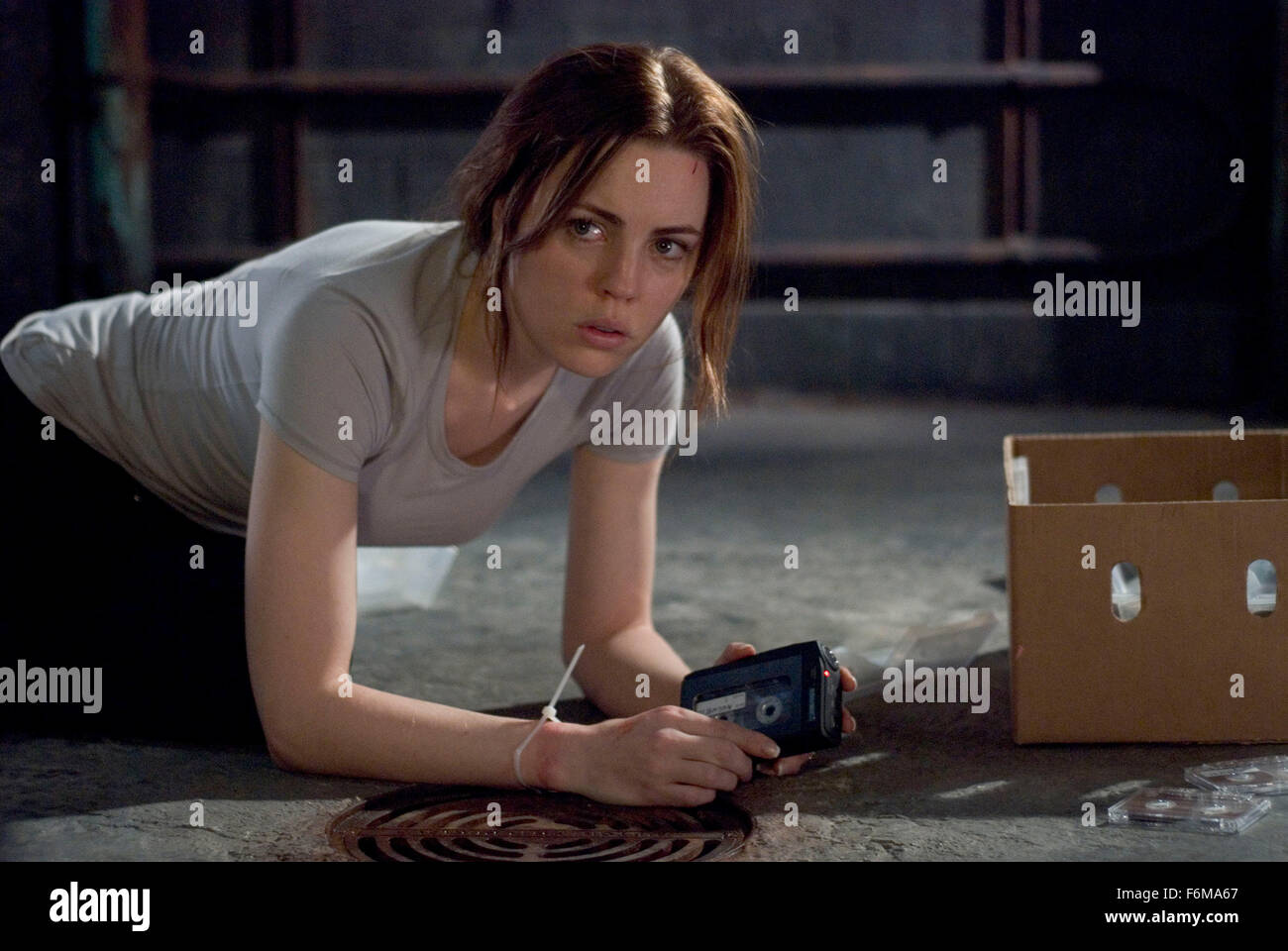 DATE DE SORTIE : Septembre 27, 2008. Titre du film : La trahi. STUDIO : Metro-Goldwyn-Mayer (MGM). Résumé : Après un accident de voiture, Jamie, 30 ans, vient à, enfermée dans une chambre dans une usine. Son fils, un diabétique, est manquant. Un homme portant un masque de ski entre dans la pièce et lui dit qu'elle doit l'aider à retrouver son mari qui a volé des millions de son patron. Il dit que son mari est un tueur et un trafiquant de drogues. Jamie est certain, c'est une erreur. Son ravisseur insiste sur le fait qu'elle l'aider ou de perdre son fils. Il amène ses cassettes audio réalisés dans leur appartement exigeant elle comprendre comment son mari était de la communication avec un ac Banque D'Images