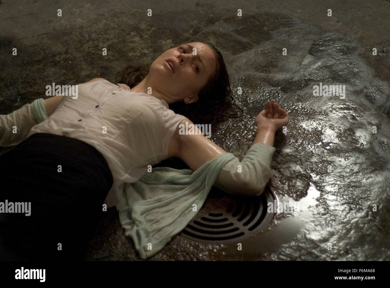 DATE DE SORTIE : Septembre 27, 2008. Titre du film : La trahi. STUDIO : Metro-Goldwyn-Mayer (MGM). Résumé : Après un accident de voiture, Jamie, 30 ans, vient à, enfermée dans une chambre dans une usine. Son fils, un diabétique, est manquant. Un homme portant un masque de ski entre dans la pièce et lui dit qu'elle doit l'aider à retrouver son mari qui a volé des millions de son patron. Il dit que son mari est un tueur et un trafiquant de drogues. Jamie est certain, c'est une erreur. Son ravisseur insiste sur le fait qu'elle l'aider ou de perdre son fils. Il amène ses cassettes audio réalisés dans leur appartement exigeant elle comprendre comment son mari était de la communication avec un ac Banque D'Images