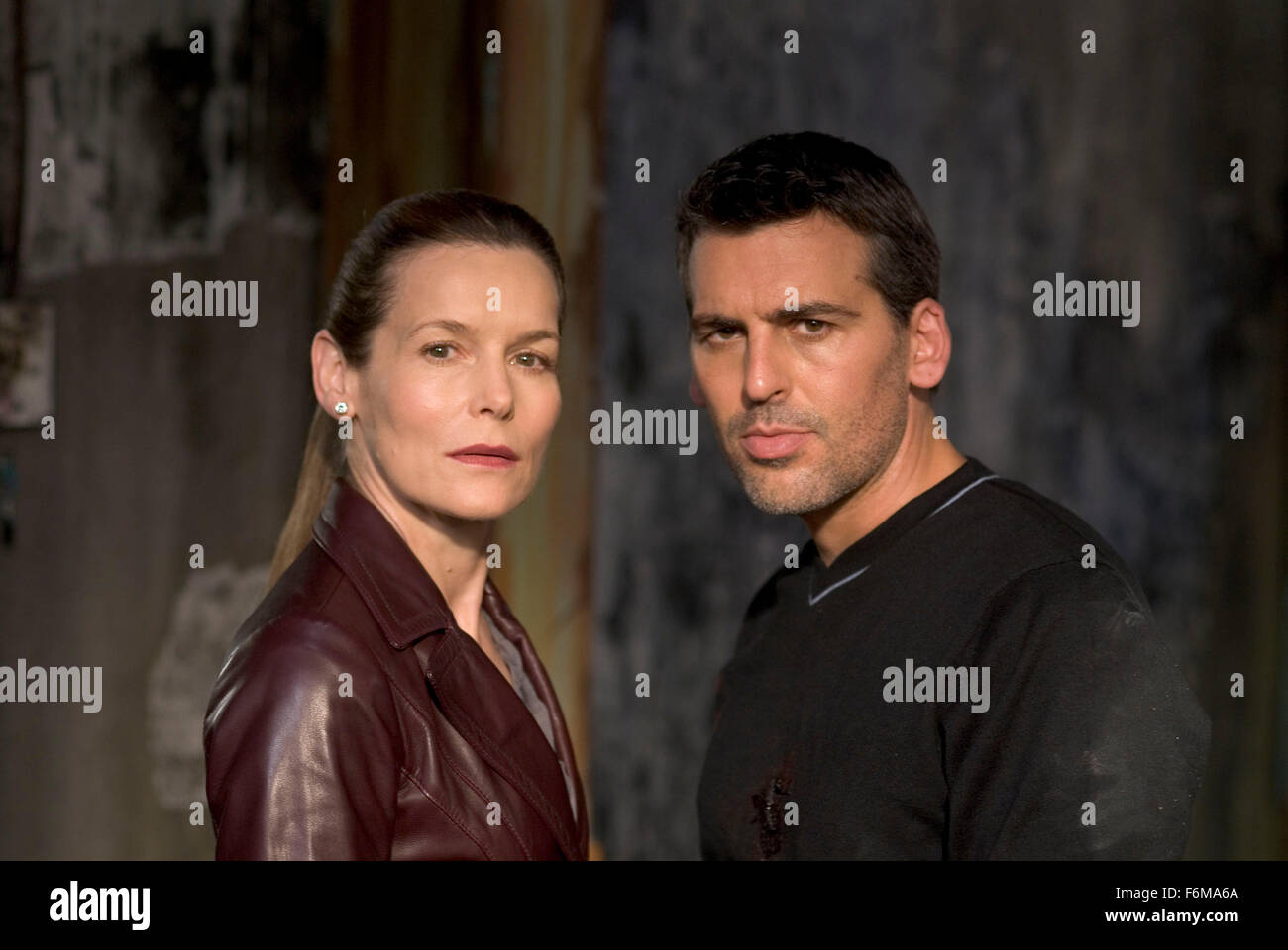 DATE DE SORTIE : Septembre 27, 2008. Titre du film : La trahi. STUDIO : Metro-Goldwyn-Mayer (MGM). Résumé : Après un accident de voiture, Jamie, 30 ans, vient à, enfermée dans une chambre dans une usine. Son fils, un diabétique, est manquant. Un homme portant un masque de ski entre dans la pièce et lui dit qu'elle doit l'aider à retrouver son mari qui a volé des millions de son patron. Il dit que son mari est un tueur et un trafiquant de drogues. Jamie est certain, c'est une erreur. Son ravisseur insiste sur le fait qu'elle l'aider ou de perdre son fils. Il amène ses cassettes audio réalisés dans leur appartement exigeant elle comprendre comment son mari était de la communication avec un ac Banque D'Images