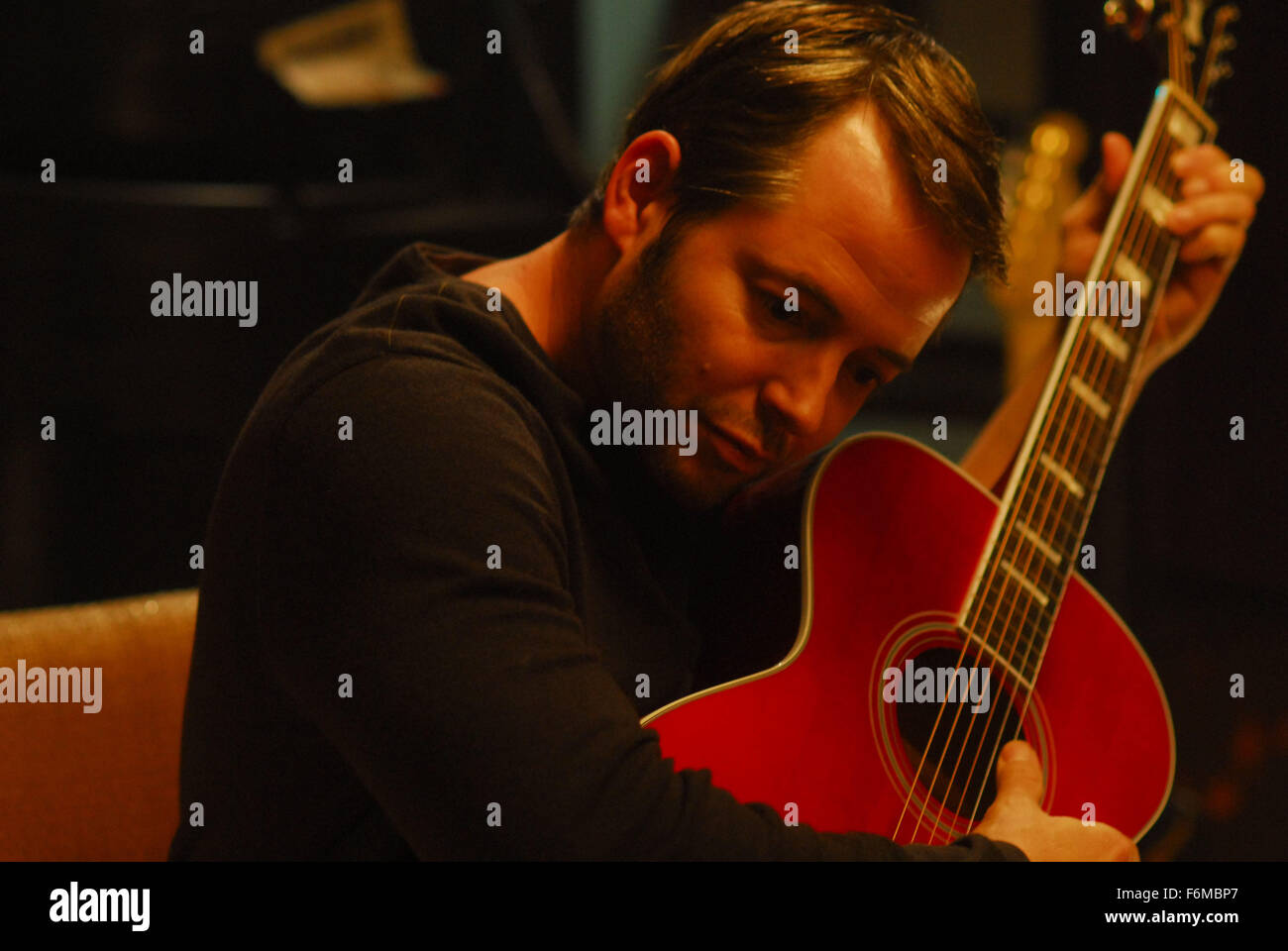 DATE DE SORTIE : 5 juin 2009. Titre du film : Monde merveilleux. STUDIO : Magnolia Pictures. Résumé : Ben est un échec pour l'chanteuse folk et moins-que-week-end extraordinaire papa. Profondément cyniques, Ben's seul plaisir dans la vie est dérivée de parties d'échecs avec son colocataire sénégalais Ibou. Quand Ibou est soudainement tombé malade et a frappé un employé municipal insensible exacerbe la situation d'urgence, Ben's vision du monde pessimiste semble confirmé sans équivoque. Mais quand la sœur de Ibou Khadi prend sa place dans leur appartement, ce qui commence comme une drôle de vie devient quelque chose de plus, et Ben conclut que c Banque D'Images