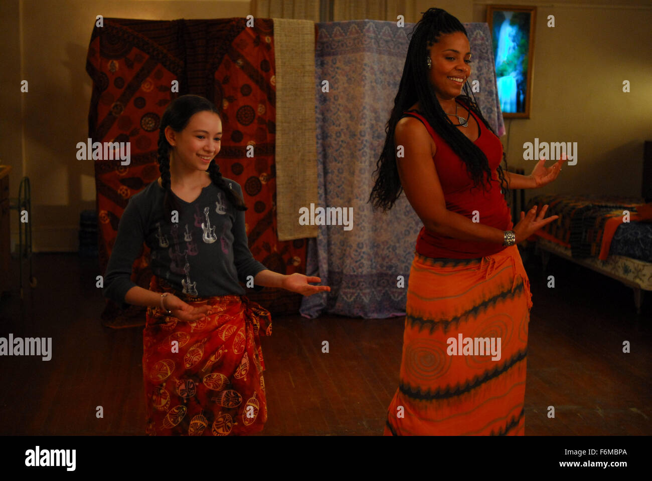 DATE DE SORTIE : 5 juin 2009. Titre du film : Monde merveilleux. STUDIO : Magnolia Pictures. Résumé : Ben est un échec pour l'chanteuse folk et moins-que-week-end extraordinaire papa. Profondément cyniques, Ben's seul plaisir dans la vie est dérivée de parties d'échecs avec son colocataire sénégalais Ibou. Quand Ibou est soudainement tombé malade et a frappé un employé municipal insensible exacerbe la situation d'urgence, Ben's vision du monde pessimiste semble confirmé sans équivoque. Mais quand la sœur de Ibou Khadi prend sa place dans leur appartement, ce qui commence comme une drôle de vie devient quelque chose de plus, et Ben conclut que c Banque D'Images