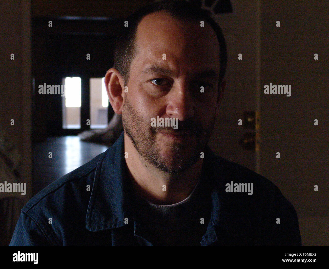 DATE DE SORTIE : 5 juin 2009. Titre du film : Monde merveilleux. STUDIO : Magnolia Pictures. Résumé : Ben est un échec pour l'chanteuse folk et moins-que-week-end extraordinaire papa. Profondément cyniques, Ben's seul plaisir dans la vie est dérivée de parties d'échecs avec son colocataire sénégalais Ibou. Quand Ibou est soudainement tombé malade et a frappé un employé municipal insensible exacerbe la situation d'urgence, Ben's vision du monde pessimiste semble confirmé sans équivoque. Mais quand la sœur de Ibou Khadi prend sa place dans leur appartement, ce qui commence comme une drôle de vie devient quelque chose de plus, et Ben conclut que c Banque D'Images