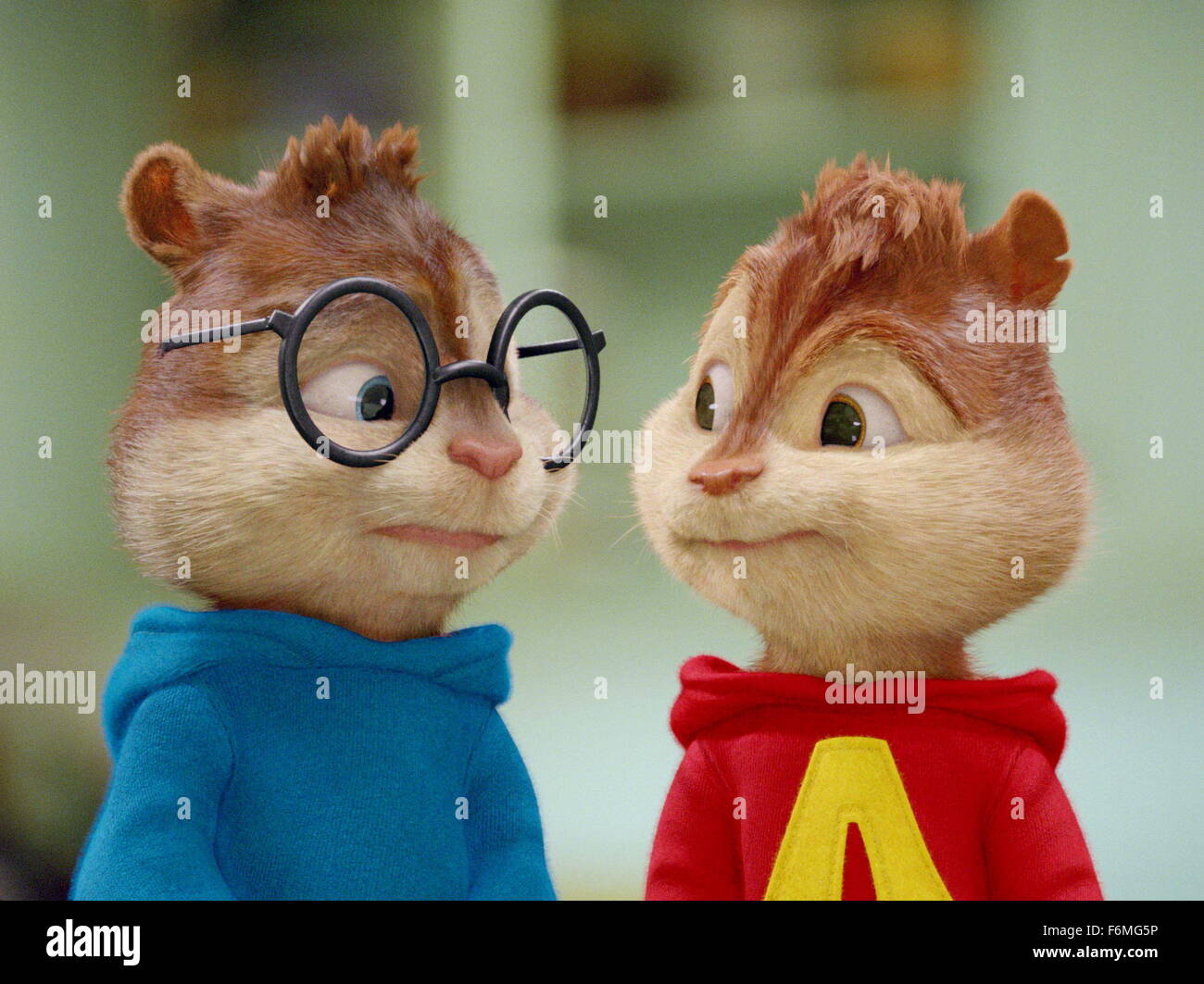 DATE DE SORTIE : Décembre 23, 2009. Titre du film : Alvin et les Chipmunks. STUDIO : Regency Enterprises. Résumé : Alvin Pop, Simon et Theodore fin jusqu'à la garde de Dave Séville vingt-quelque chose neveu Toby. Les garçons doivent mettre de côté la célébrité super musique de retourner à l'école, et sont chargés de l'enregistrement du programme musical en remportant le 5 000 prix d'une bataille des groupes. Mais les chipmunks répondre inopinément leur match en trois tamias chant connu sous le nom de Chipettes -D Bretagne, Eleanor et Jeanette. Romantique et les étincelles sont allumés lorsque les chipmunks et les Chipettes square o Banque D'Images