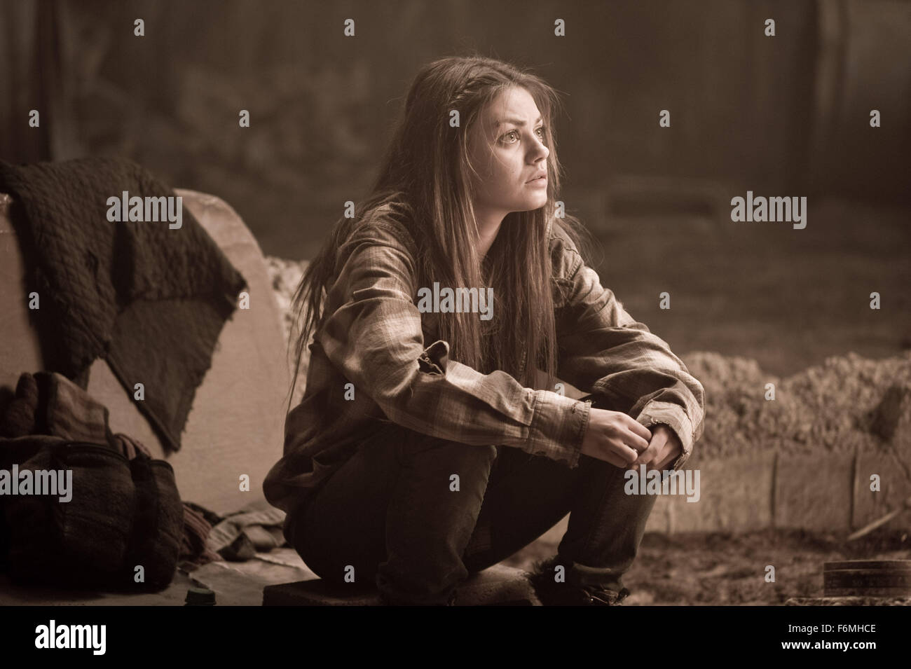 DATE DE SORTIE : Janvier 15, 2010 TITRE DE LA VIDÉO : Le Livre d'Eli STUDIO : Alcon Entertainment Directeur : les frères Hughes PLOT : un récit post-apocalyptique, dans lequel un homme seul se bat son chemin à travers l'Amérique afin de protéger un livre sacré qui détient les secrets pour sauver l'humanité sur la photo : Mila Kunis que Solara (crédit Image : c Alcon Entertainment/photos) Banque D'Images