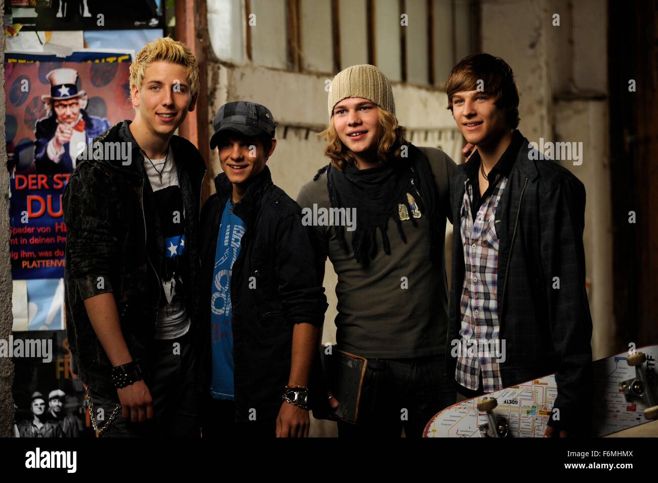 DATE DE SORTIE : Février 18, 2010 TITRE DE LA VIDÉO : Rock It STUDIO : SamFilm Produktion Réalisateur : Mike Marzuk PLOT : lorsqu'ils sont envoyés à un pensionnat pour la musique classique, la musique rock adolescent découvre Julia - et des musiciens de rock. Déchiré entre ces deux univers musicaux, elle doit trouver son propre chemin. Photo : JAN WANNEMACHER, BEN MUNCHOW, LUCAS REIBER ET DANIEL AXT (crédit Image : c SamFilm Produktion/photos) Banque D'Images
