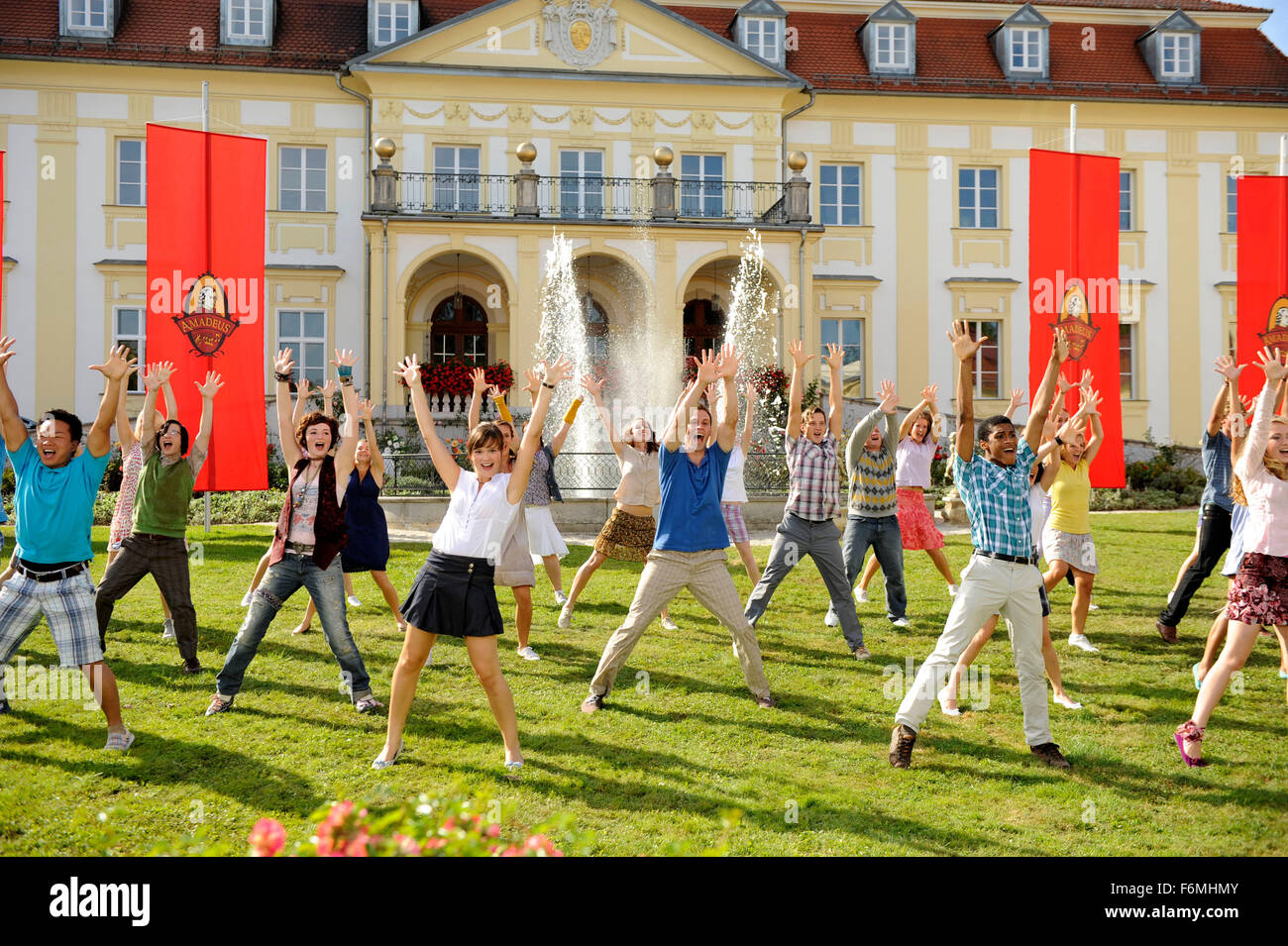 DATE DE SORTIE : Février 18, 2010 TITRE DE LA VIDÉO : Rock It STUDIO : SamFilm Produktion Réalisateur : Mike Marzuk PLOT : lorsqu'ils sont envoyés à un pensionnat pour la musique classique, la musique rock adolescent découvre Julia - et des musiciens de rock. Déchiré entre ces deux univers musicaux, elle doit trouver son propre chemin. Photo : MARIA EHRICH comme Francesca et EMILIA SCHULE comme Julia (crédit Image : c SamFilm Produktion/photos) Banque D'Images