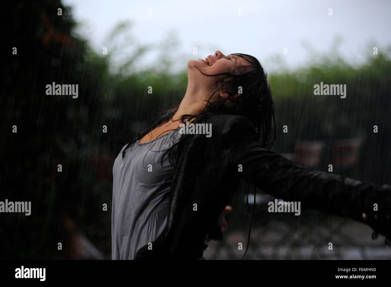 DATE DE SORTIE : Février 18, 2010 TITRE DE LA VIDÉO : Rock It STUDIO : SamFilm Produktion Réalisateur : Mike Marzuk PLOT : lorsqu'ils sont envoyés à un pensionnat pour la musique classique, la musique rock adolescent découvre Julia - et des musiciens de rock. Déchiré entre ces deux univers musicaux, elle doit trouver son propre chemin. Photo : EMILIA SCHULE comme Julia (crédit Image : c SamFilm Produktion/photos) Banque D'Images